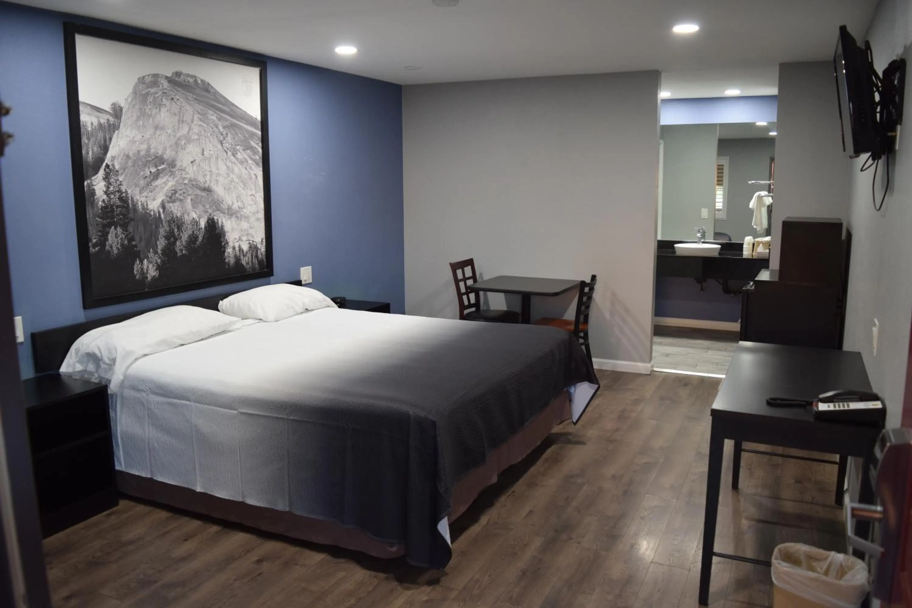 King Room with Mobility/Hearing Impaired Access - Non-Smoking in Super 8 by Wyndham Visalia