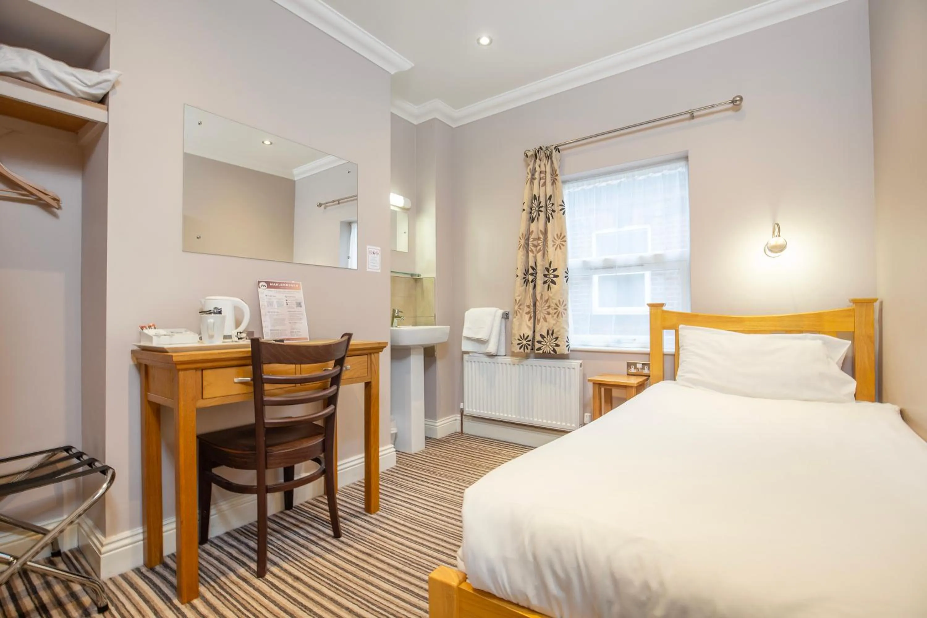 Single Room with Shared Bathroom in Marlborough Hotel