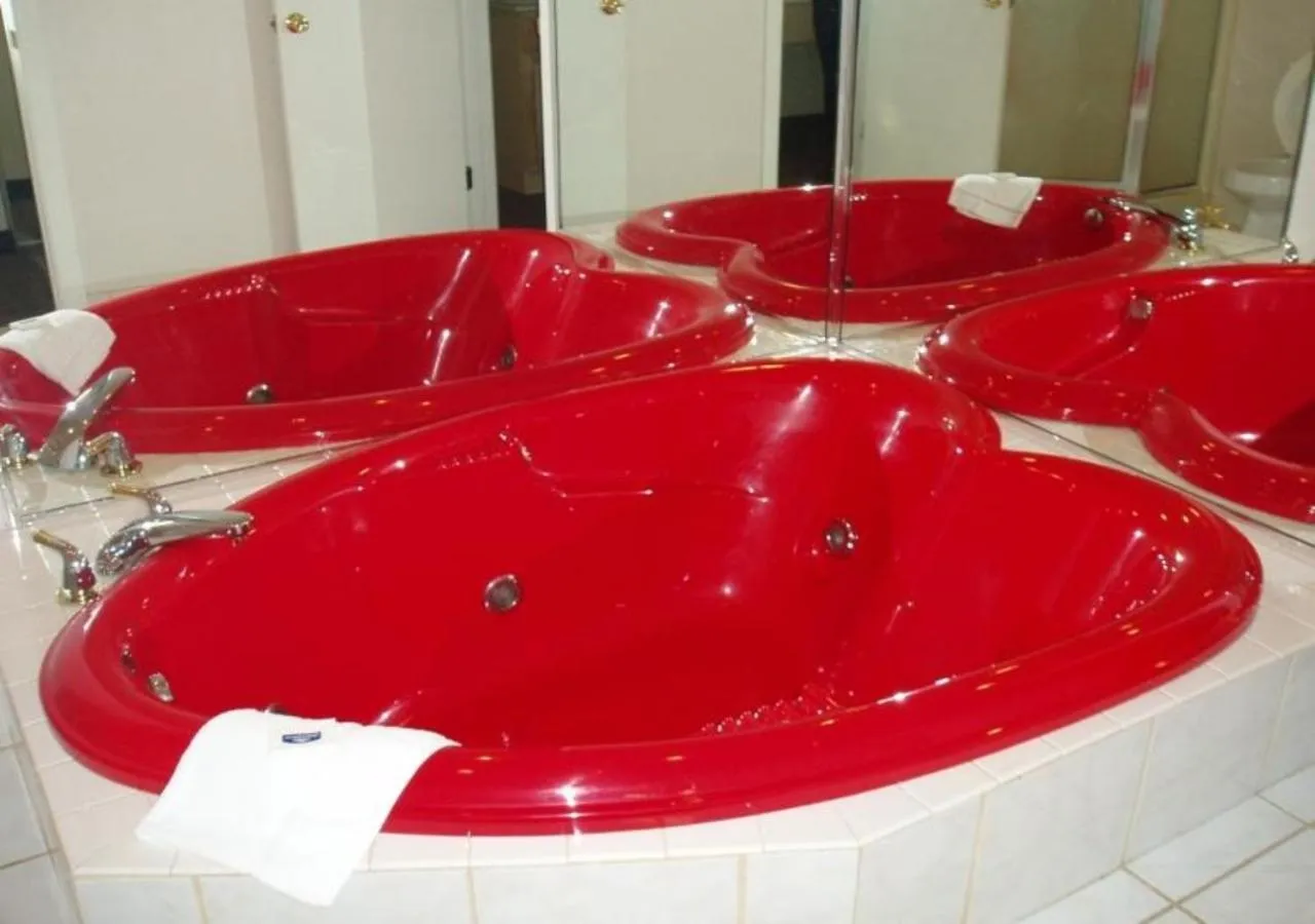 King Room with Spa Bath in Tiki Resort - Lake George