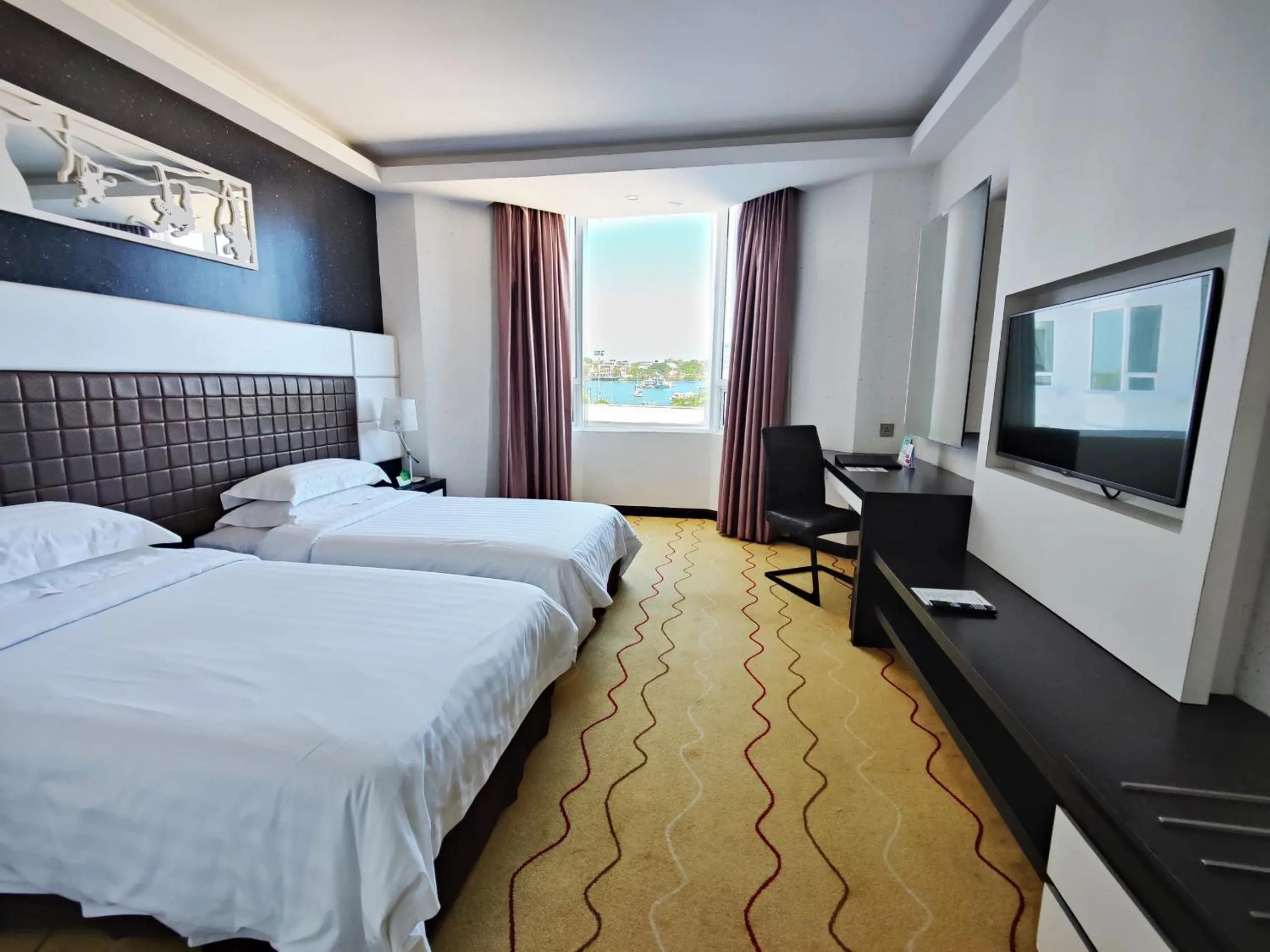 Deluxe King Room with Partial Sea View in Promenade Hotel Kota Kinabalu