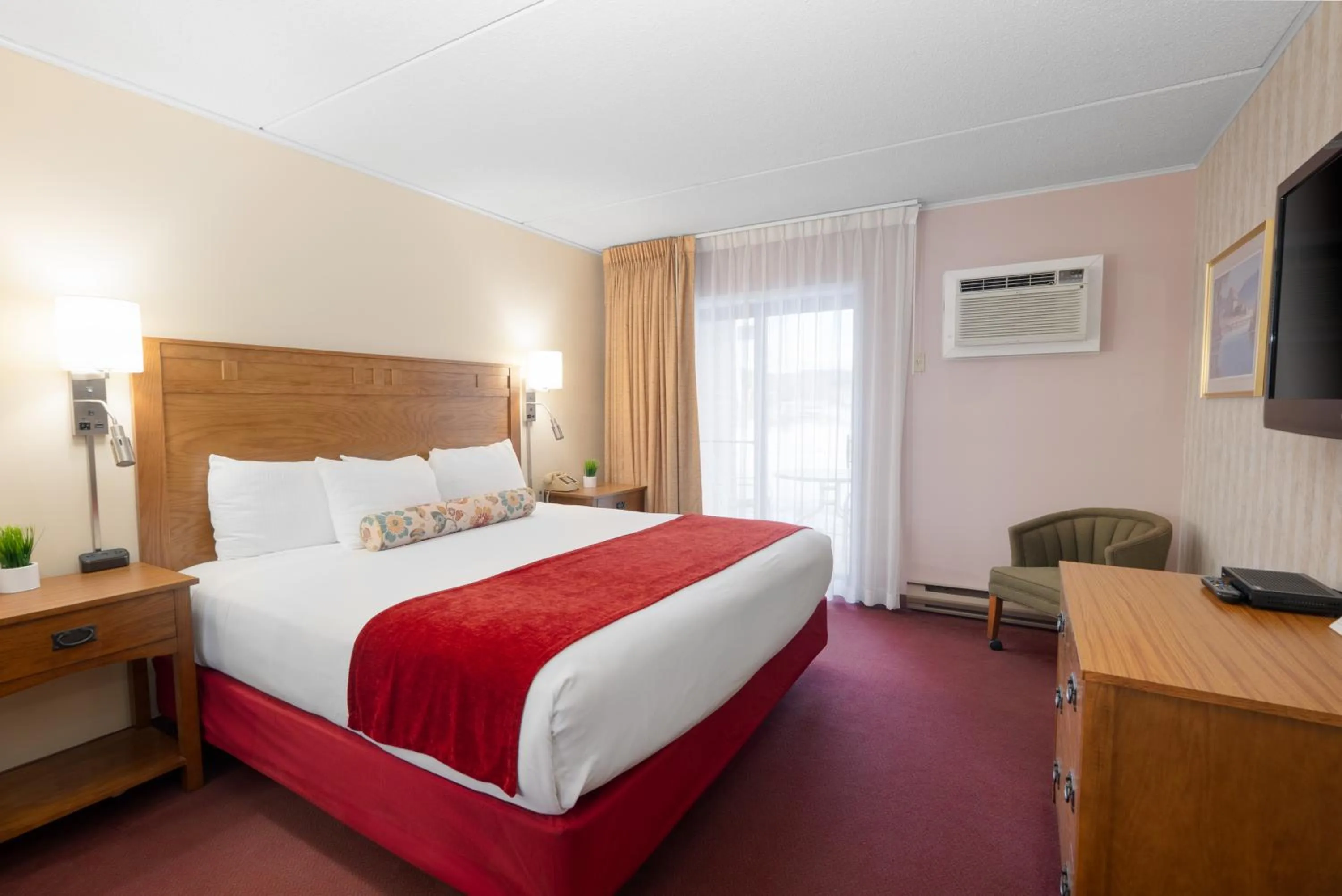 Suite Treeline View in Fireside Inn & Suites Gilford