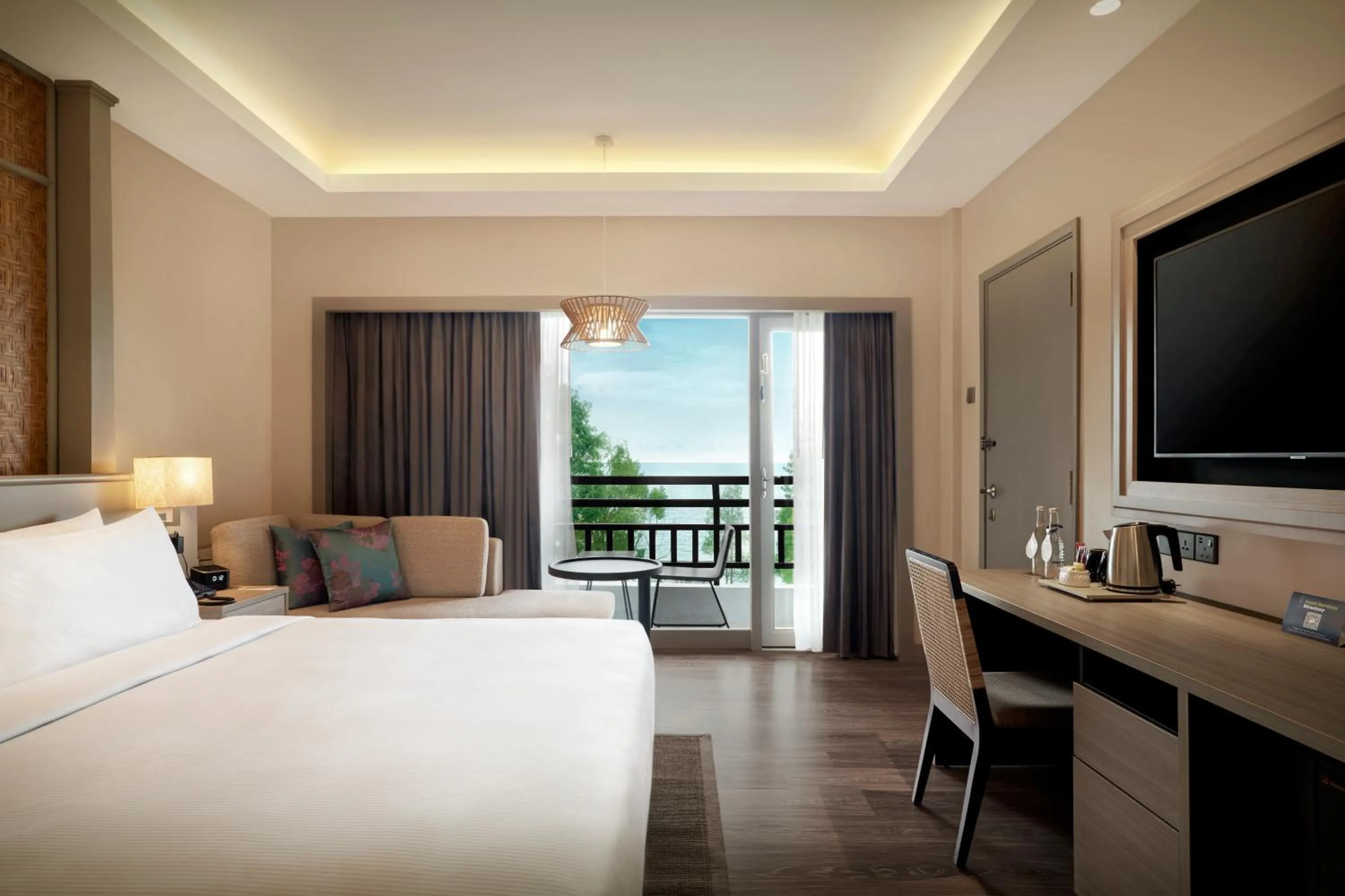 King Guest Room with Sea View and Balcony in DoubleTree by Hilton Damai Laut