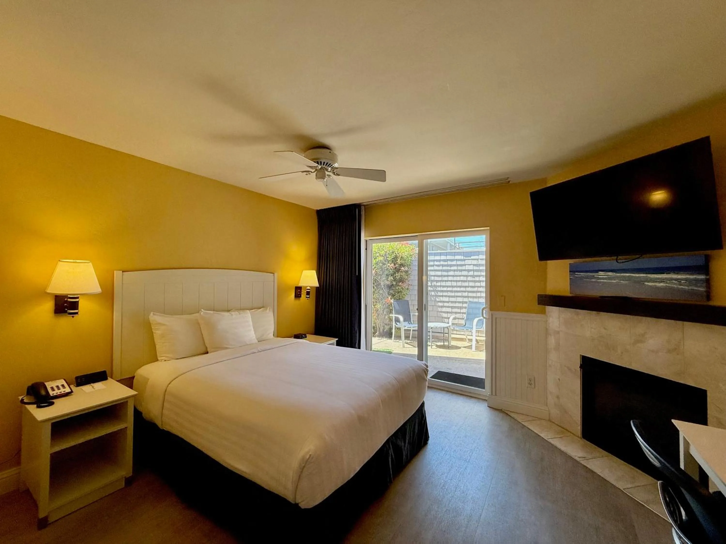 Queen Room with Garden View in Monterey Bay Lodge