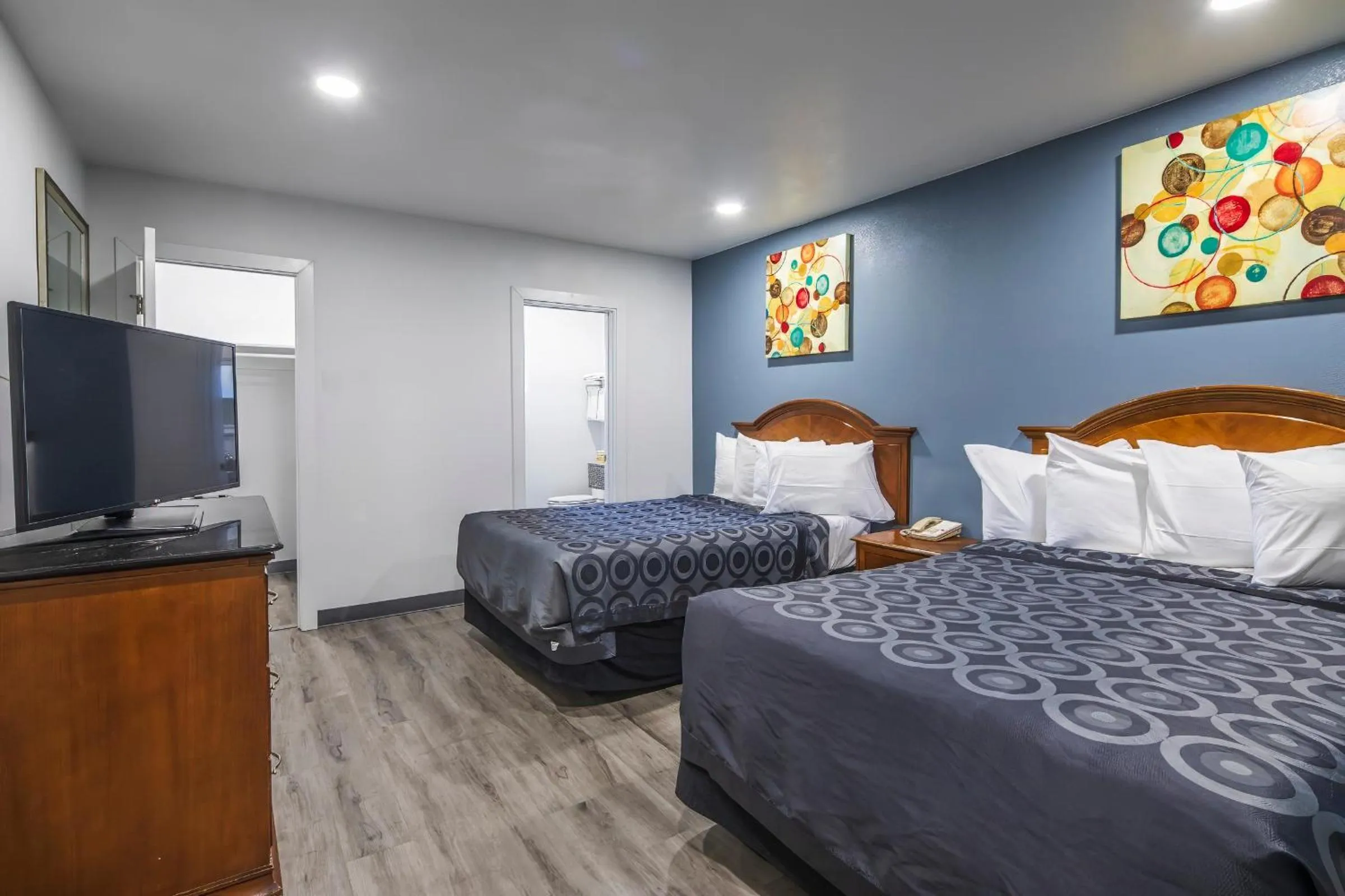 Two Double Beds with Kitchen - Non Smoking in Hitching Post Studios Inn