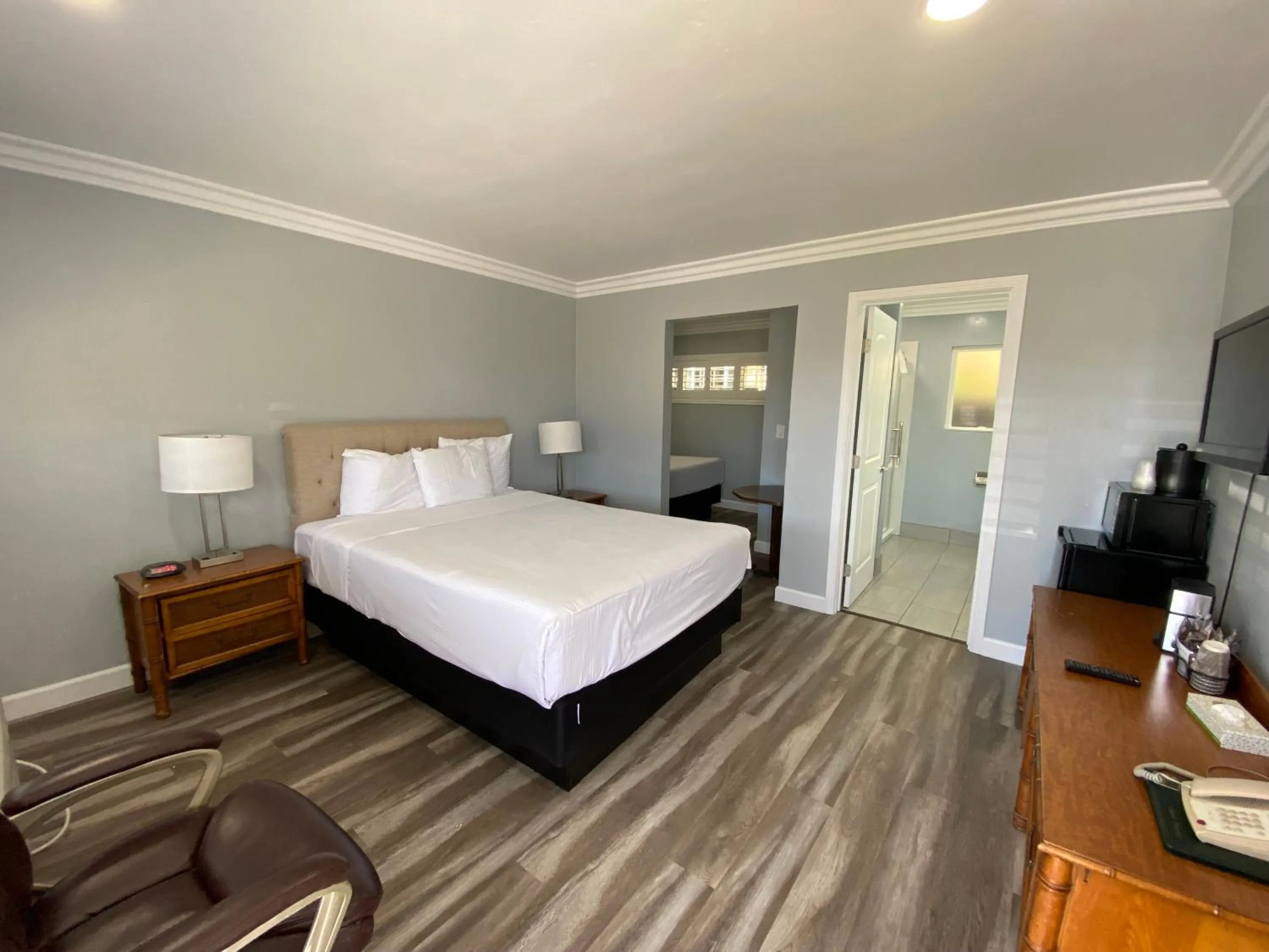 Two-Bedroom Suite - 1 Queen & 1 Queen  in Lone Oak Lodge