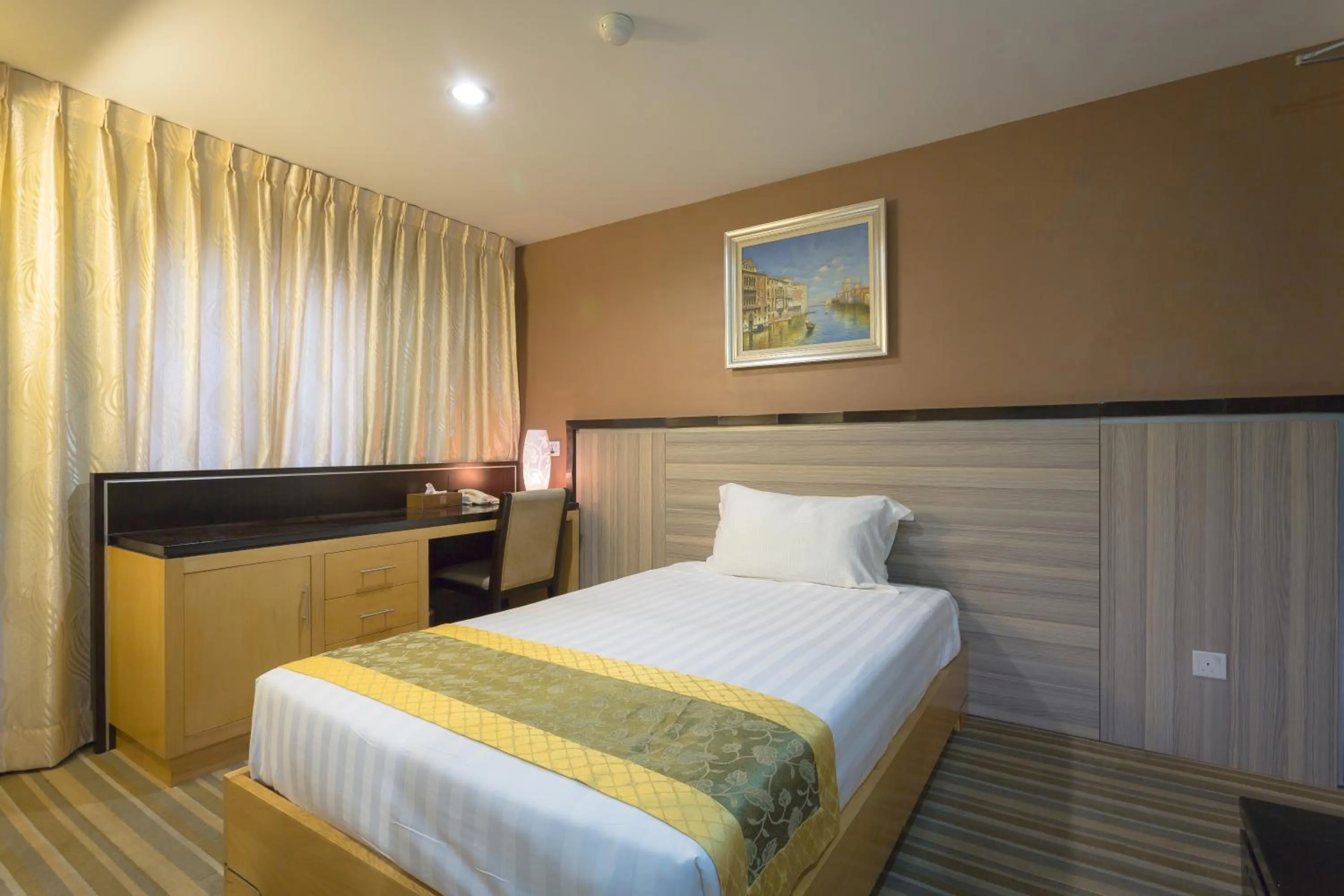 Deluxe Single Room in Hallmark Leisure Hotel