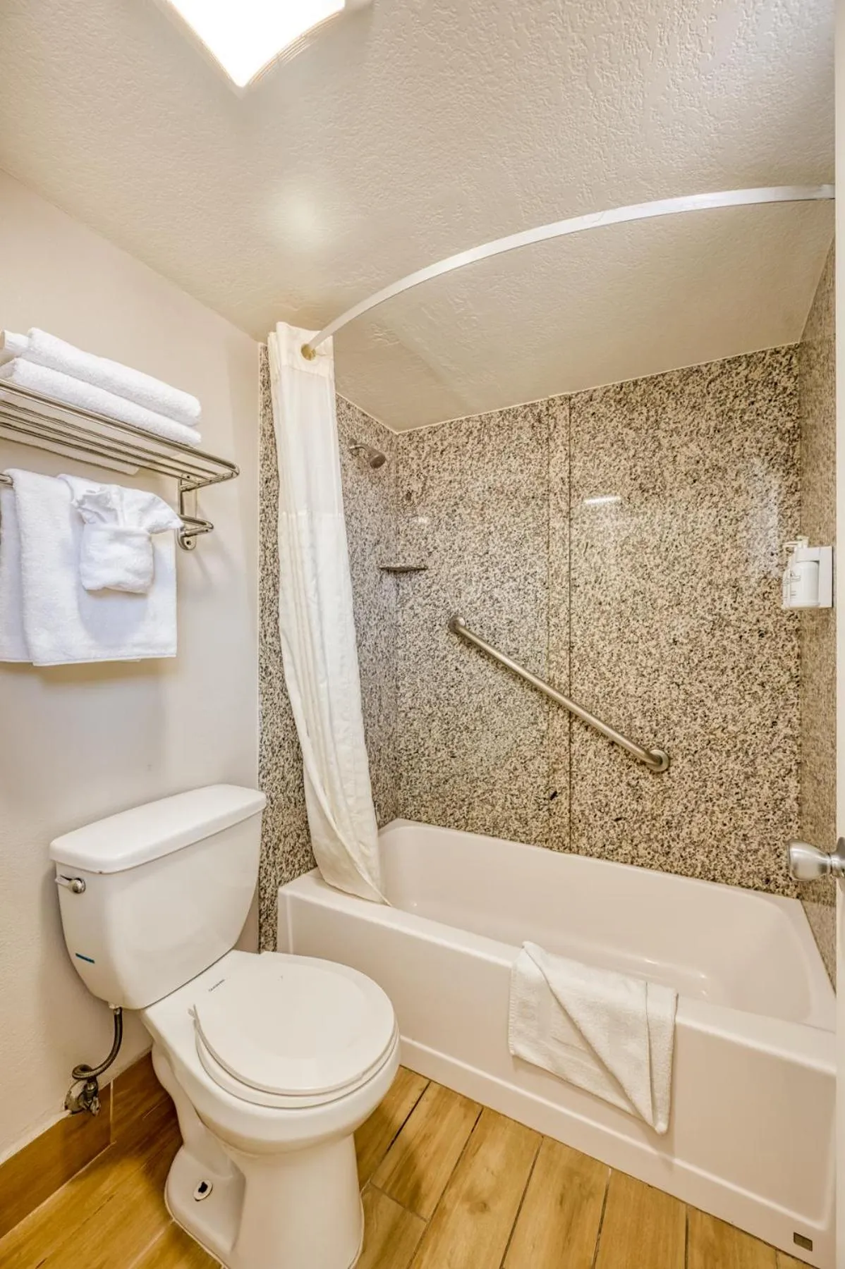 King Room - Non-Smoking in Harbor House Inn