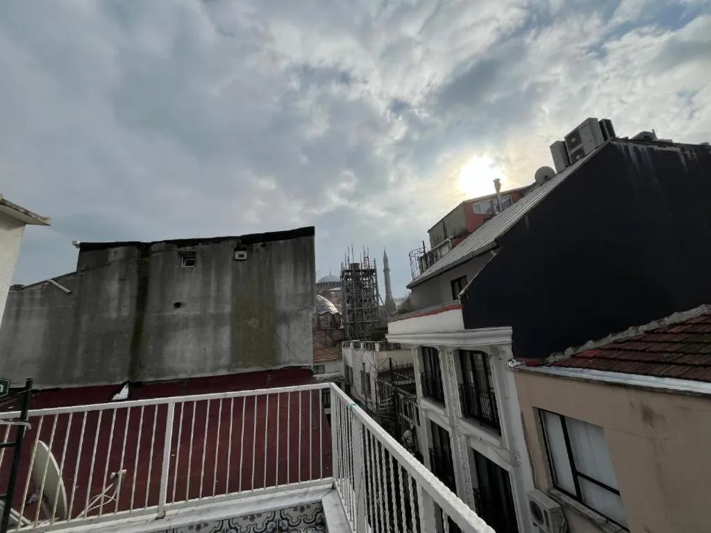 Deluxe Double Room with Balcony in Le Safran Suite Hotel