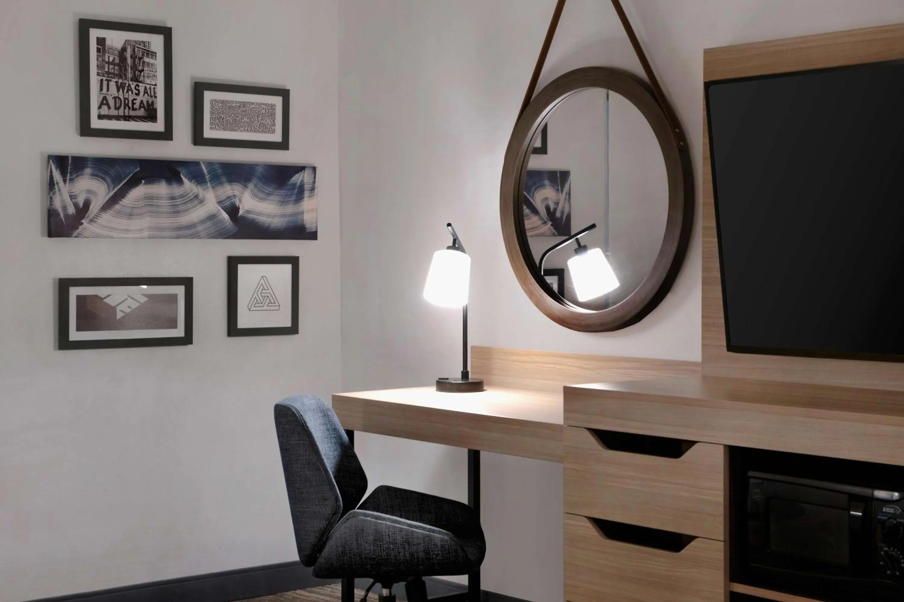 King Room with Accessible Tub - Mobility and Hearing Access/Non-Smoking in Hampton Inn Easley