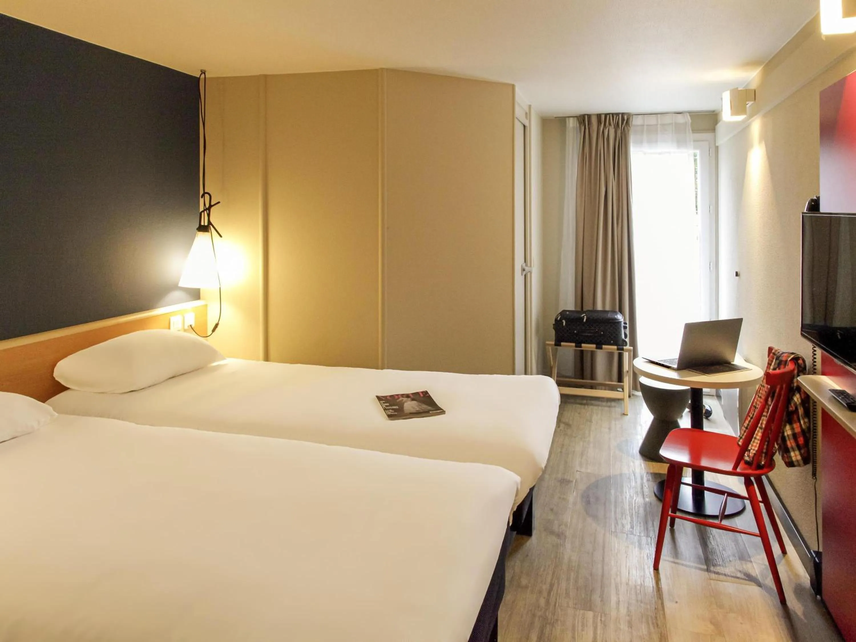 Standard Twin Room in ibis Brest Kergaradec