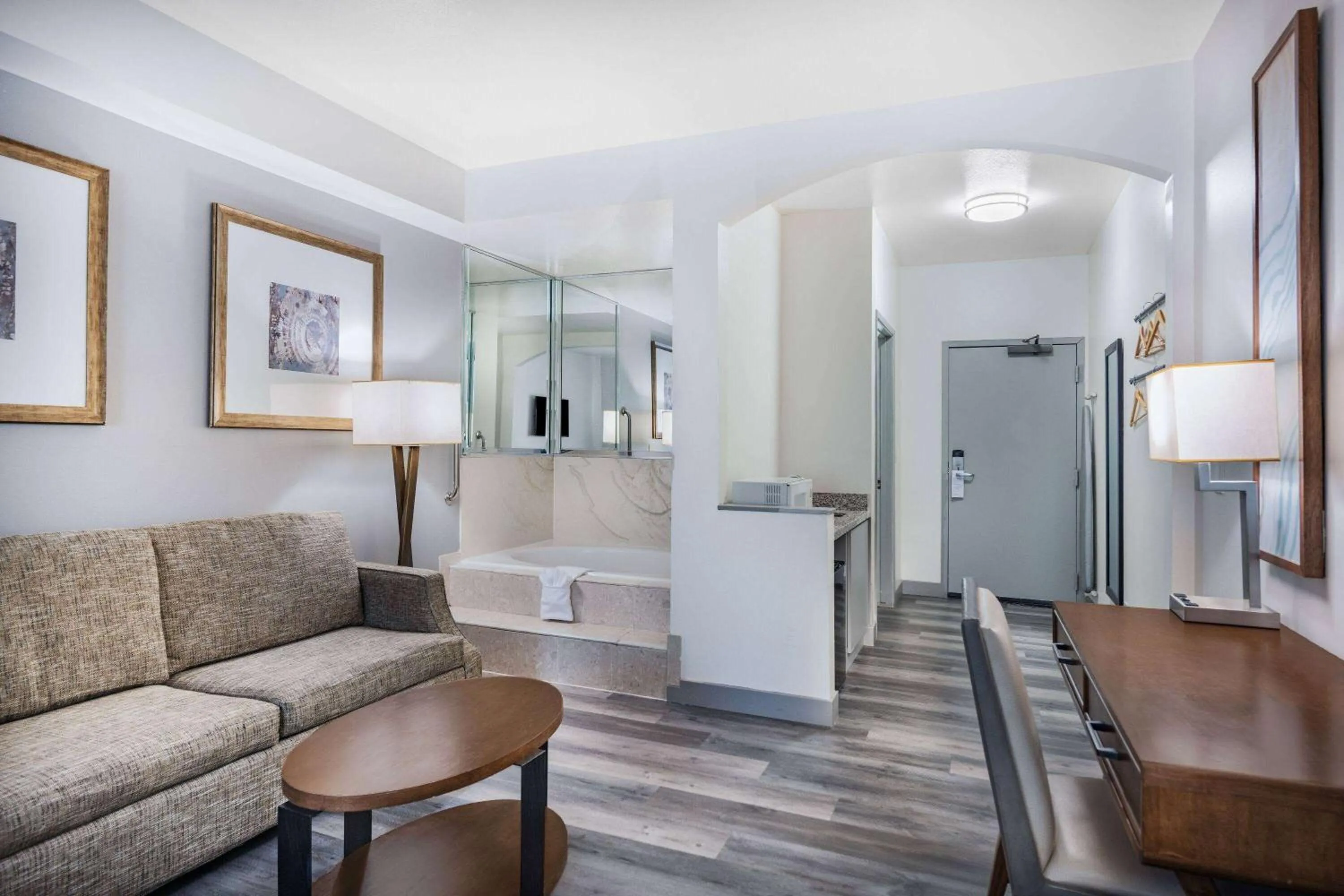 King Suite with Jetted Tub - Non-Smoking in Ramada by Wyndham Bakersfield