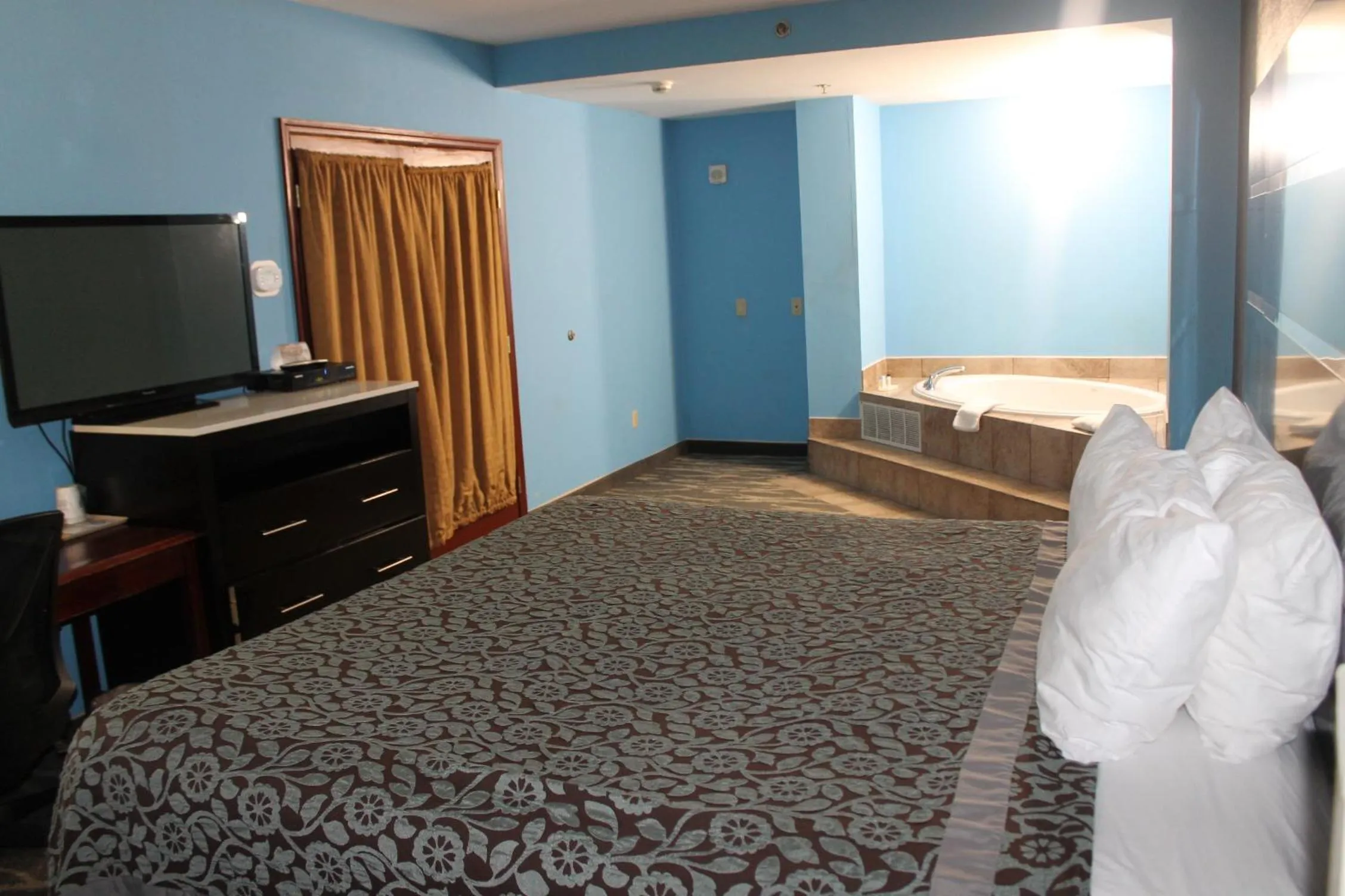 King Studio Suite - Non-Smoking in Days Inn by Wyndham Budd Lake