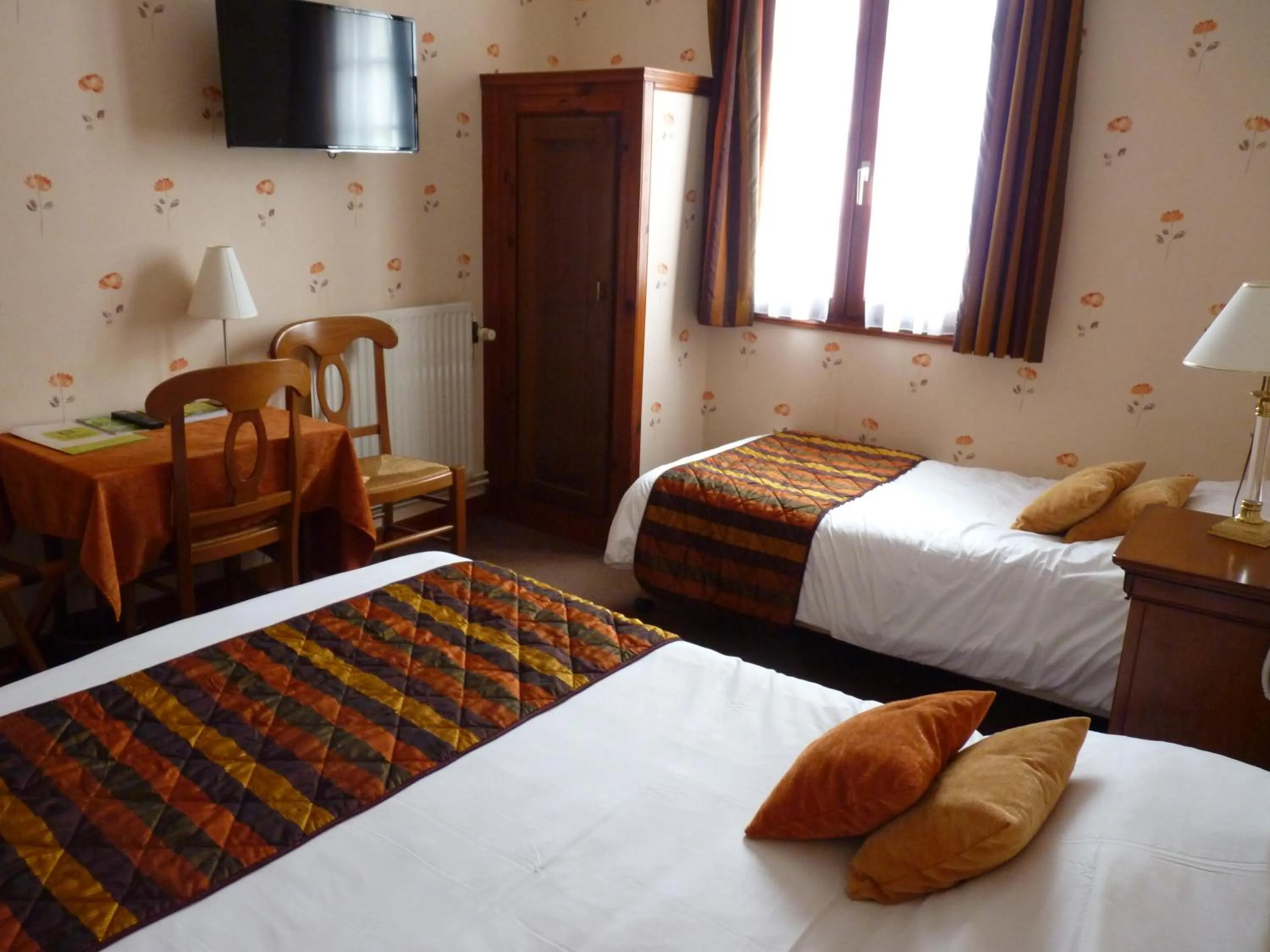 Standard Triple Room in Logis Hôtels Restaurant Le Relais Chenonceaux