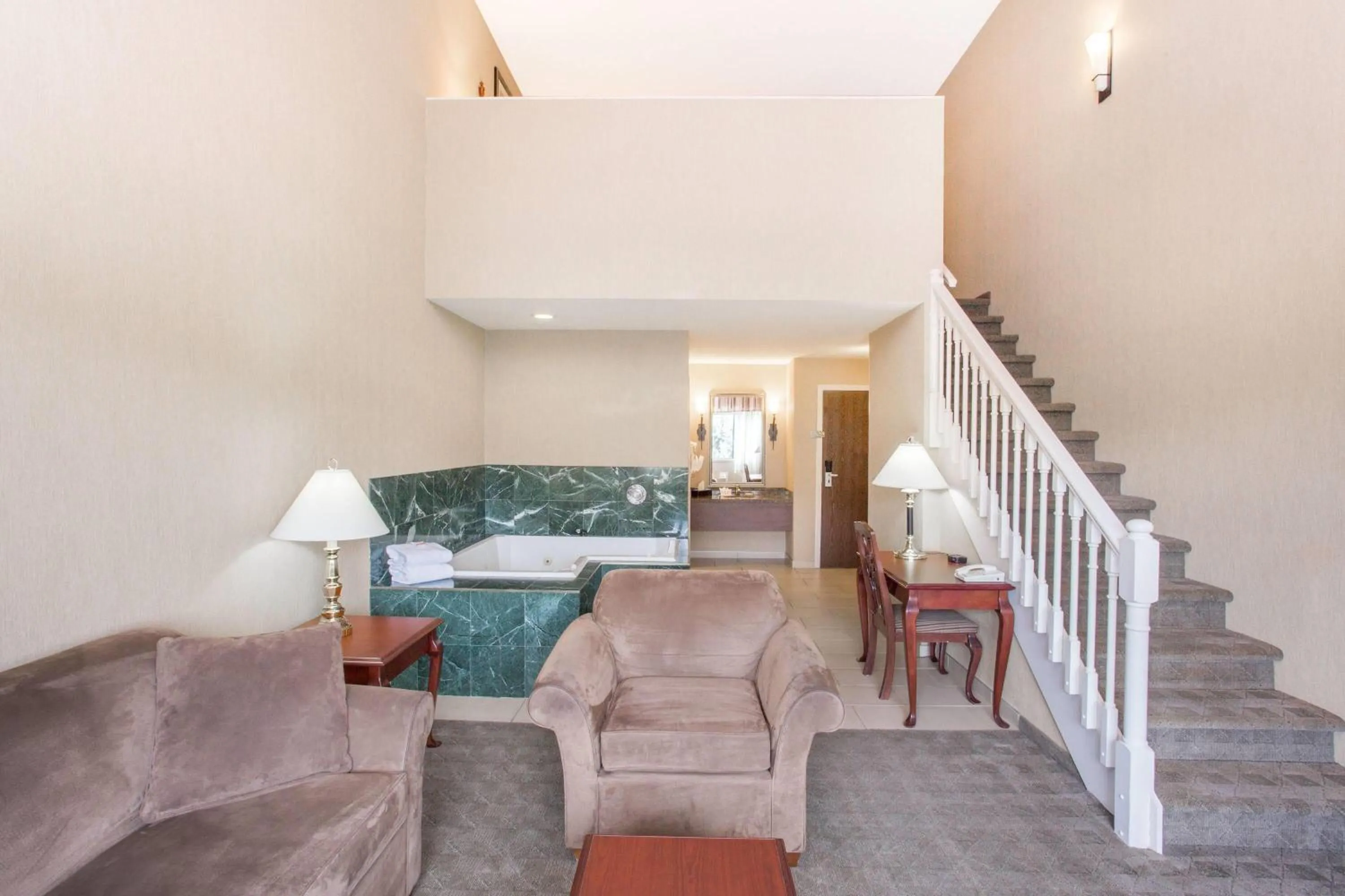 Deluxe King Loft Suite with Hot Tub in Ramada by Wyndham Kelowna Hotel & Conference Center