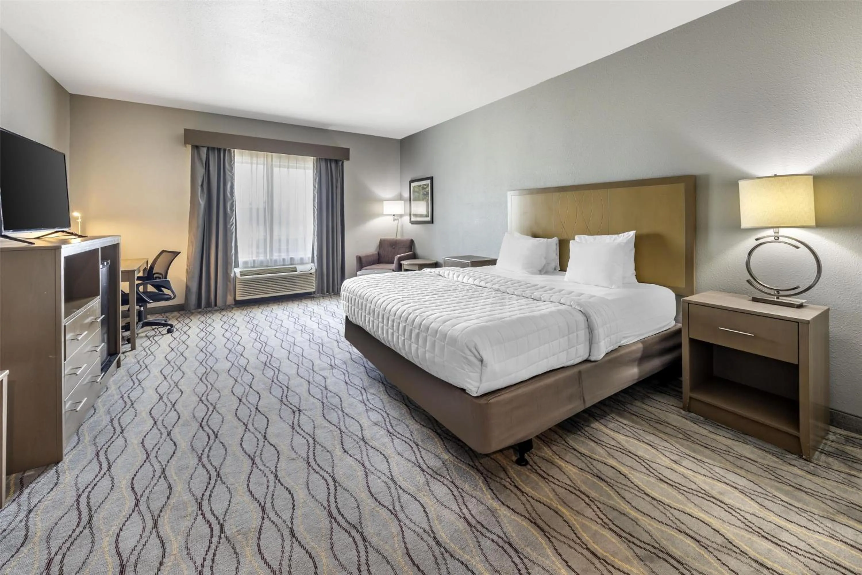 King Room with Mobility Accessible Roll-In Shower in Best Western Plus Pauls Valley