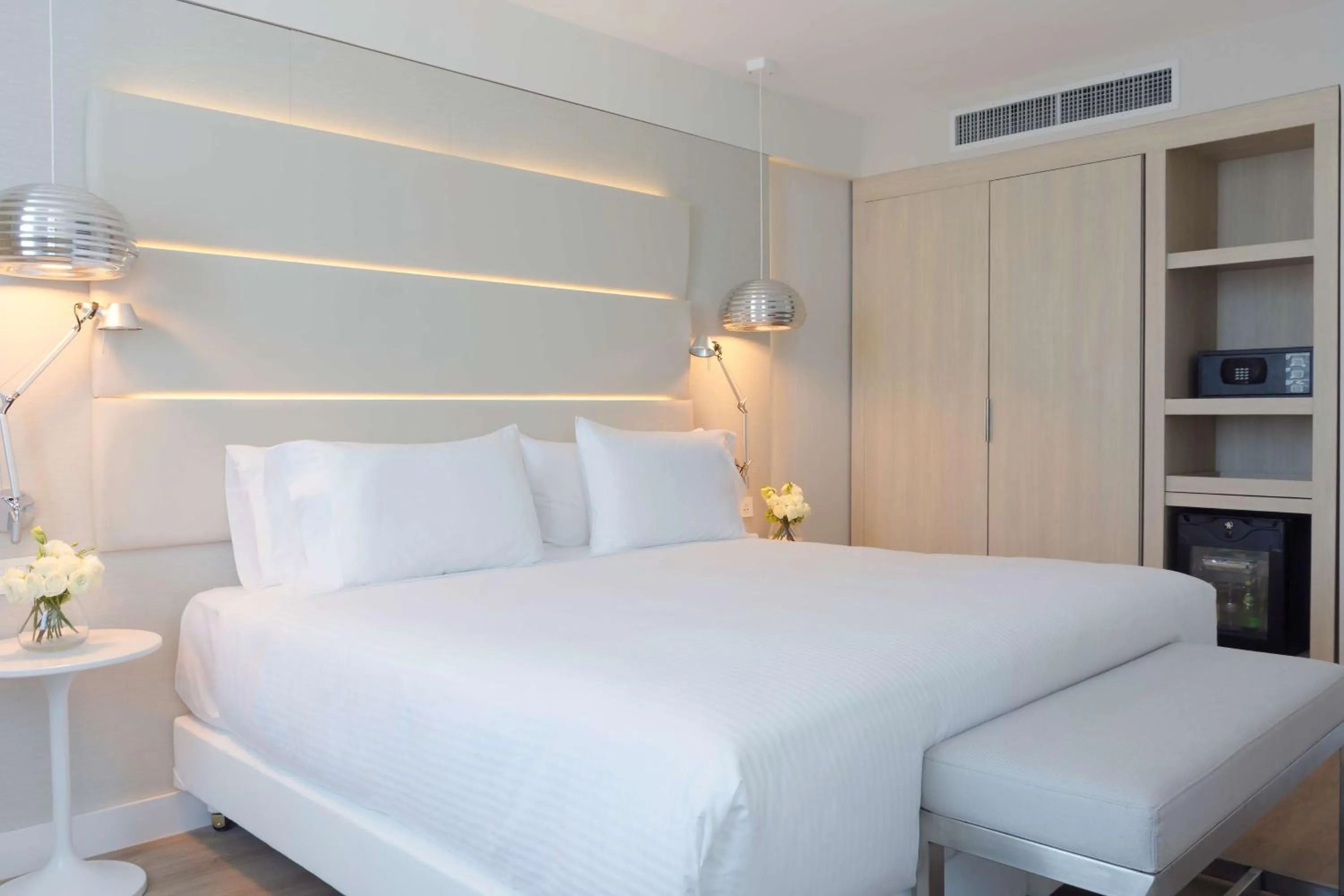 Standard Double Room with Extrabed (2 AD + 2 CH) in NH Monterrey La Fe