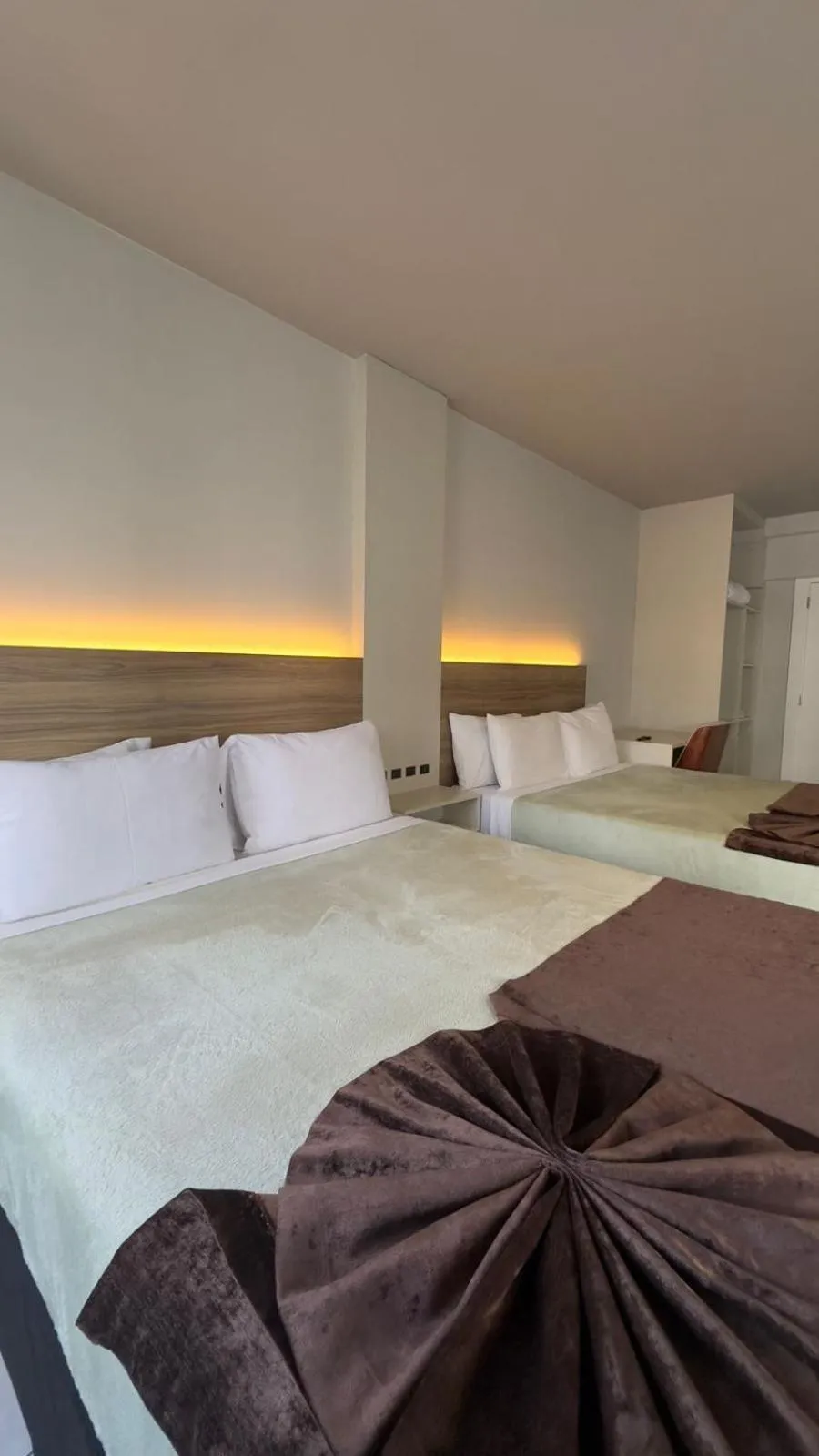 Family Room with Balcony in Hotel Gênova BC