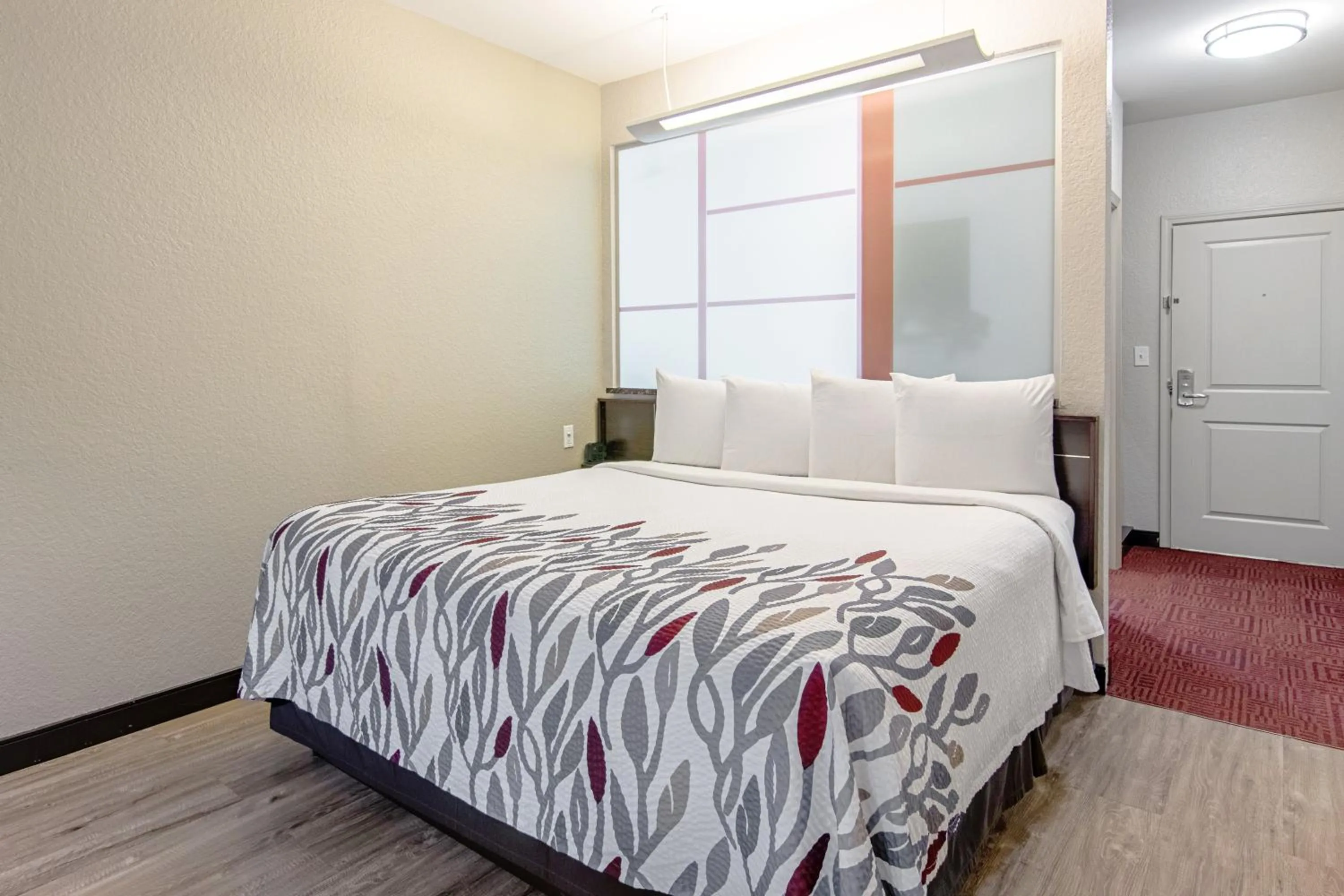 Superior King Room Smoke Free in Red Roof Inn Locust Grove