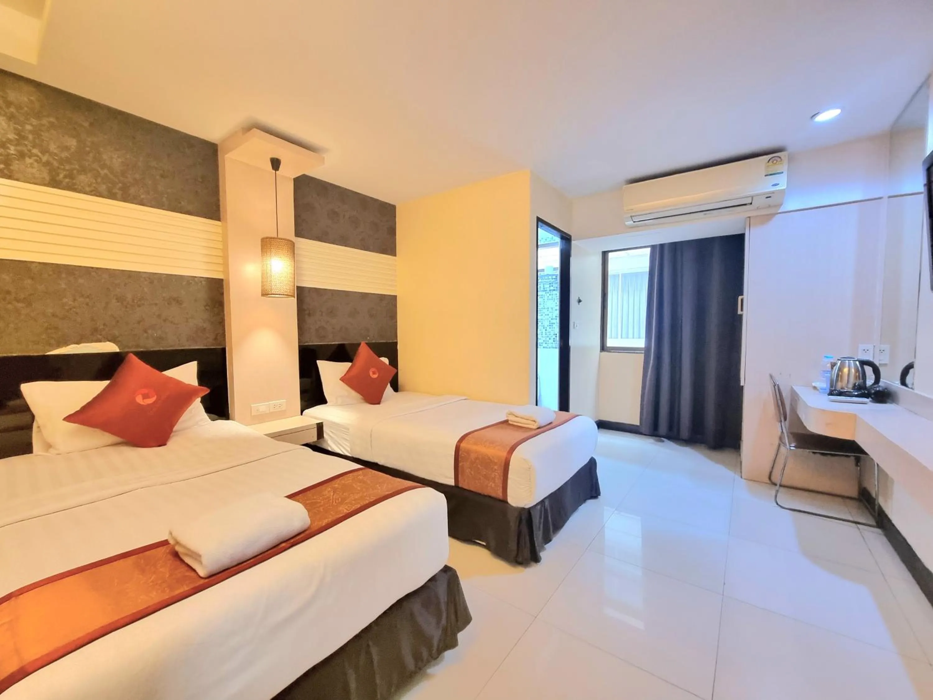 Deluxe Twin Room in Cozi Inn Hotel, Bangkok