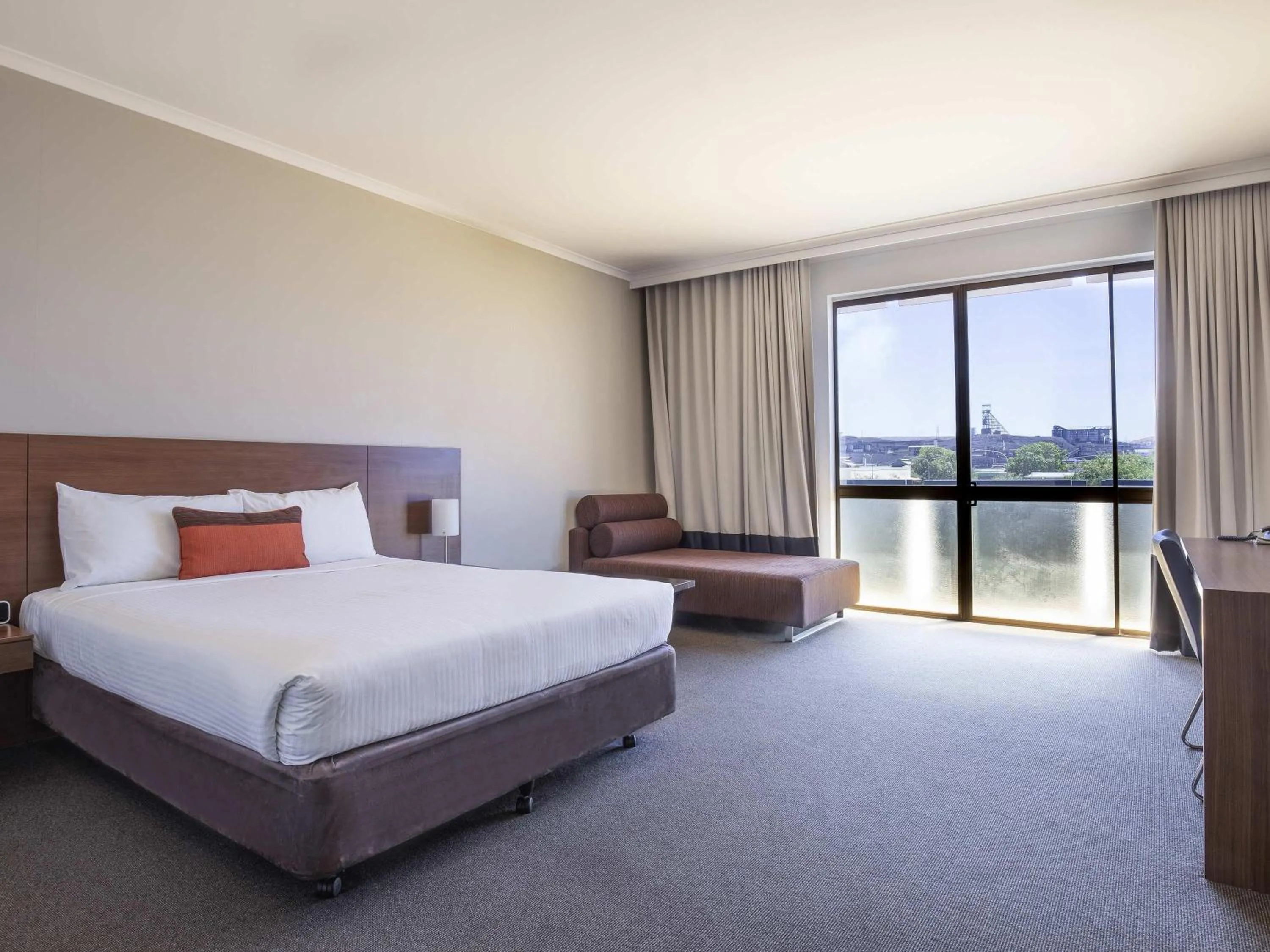 Superior Queen Room in ibis Styles Mt Isa Verona