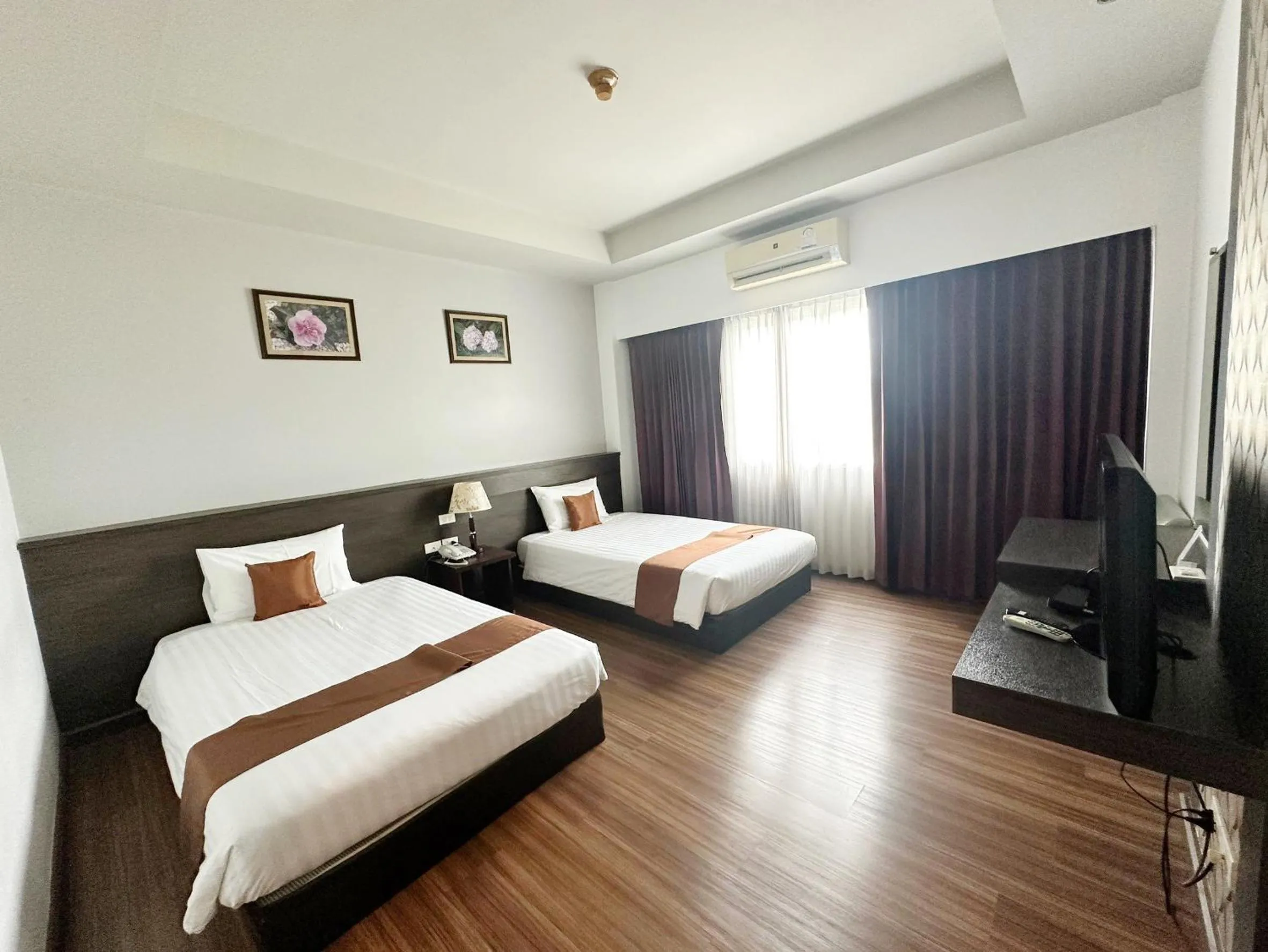 Deluxe Twin Room in Akelada Hotel