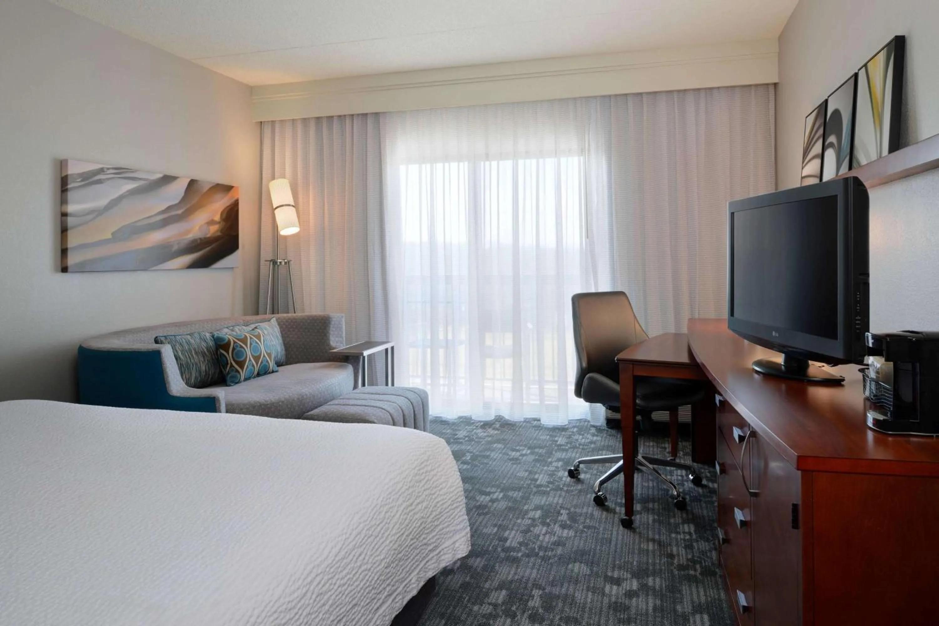 One Bedroom Suite King Tub - Mobility/Hearing Accessible  in Sonesta Select Kansas City South Overland Park