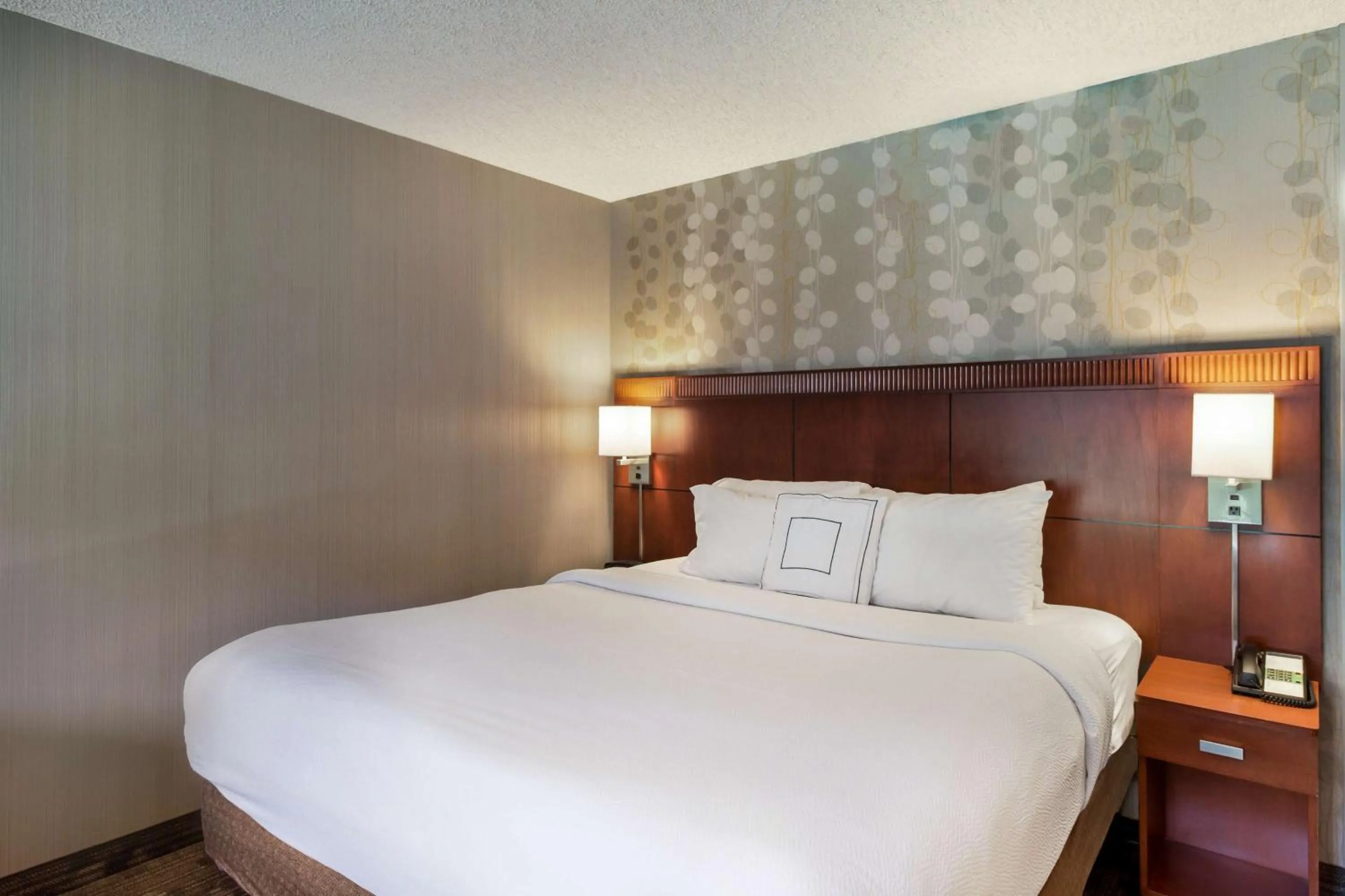 Deluxe King  in Sonesta Select Huntington Beach Fountain Valley