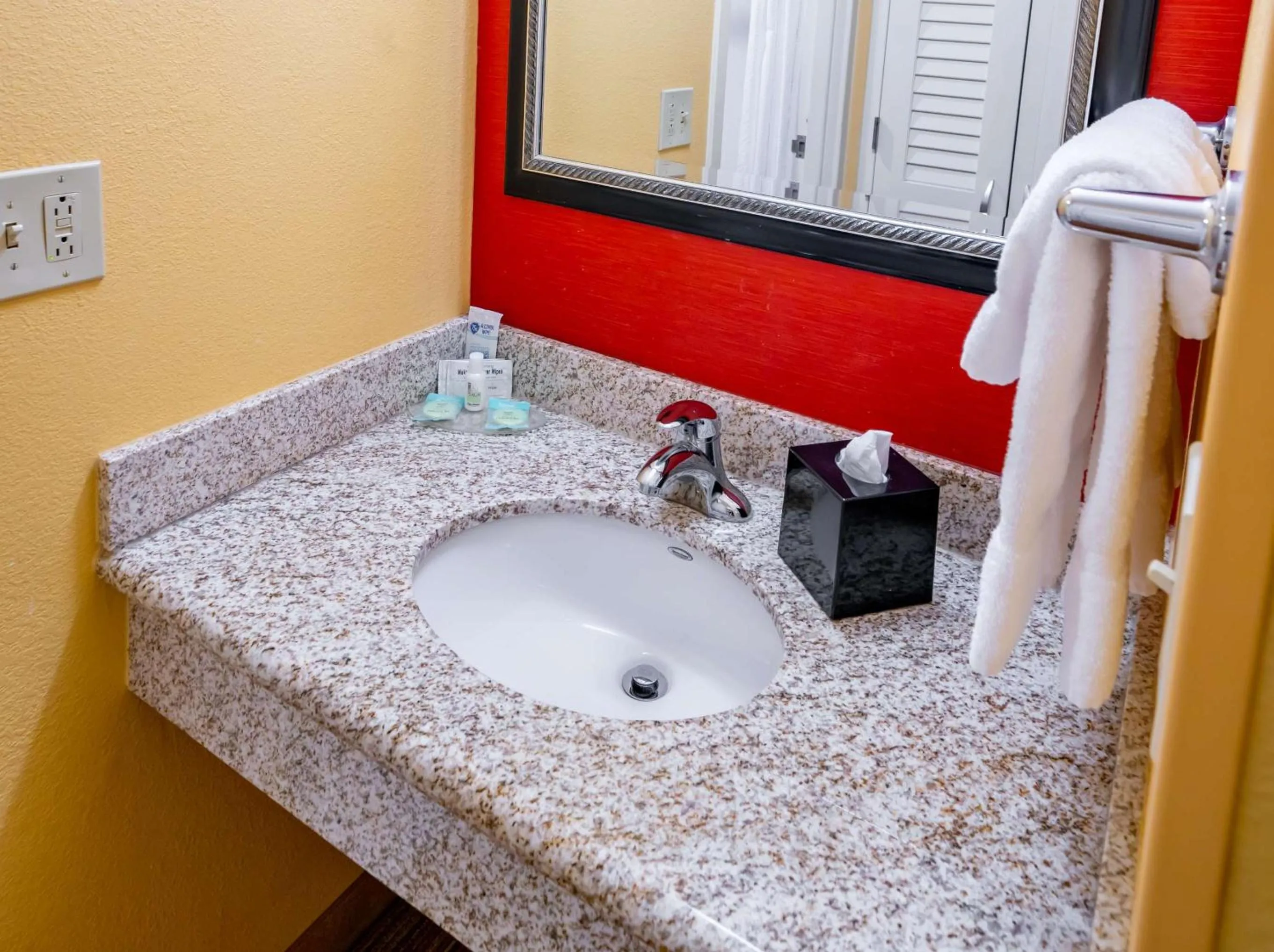 Guestroom King with Sofabed in Sonesta Select Bettendorf