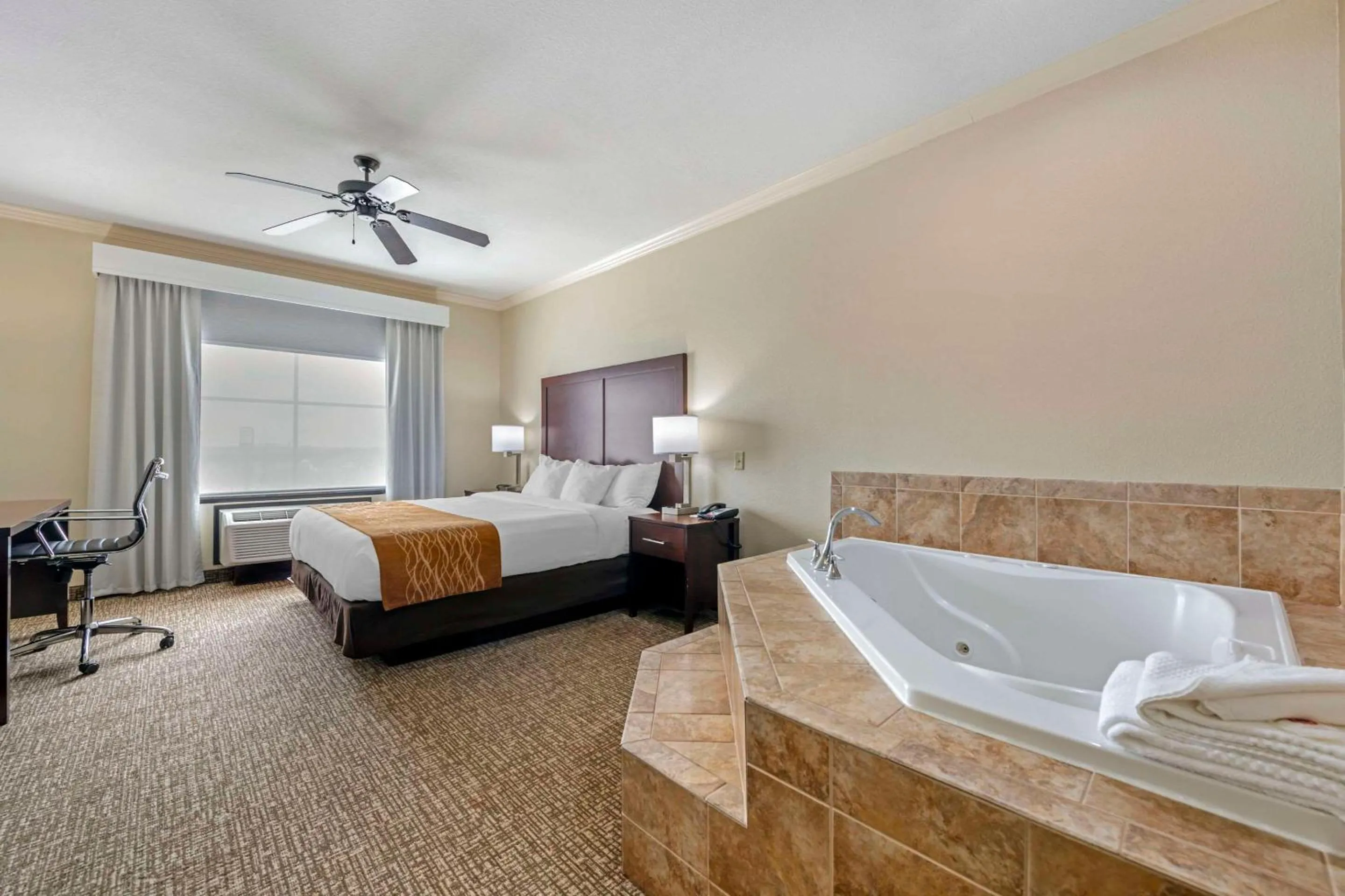 King Room with Spa Bath in Comfort Inn & Suites Fort Worth - Fossil Creek