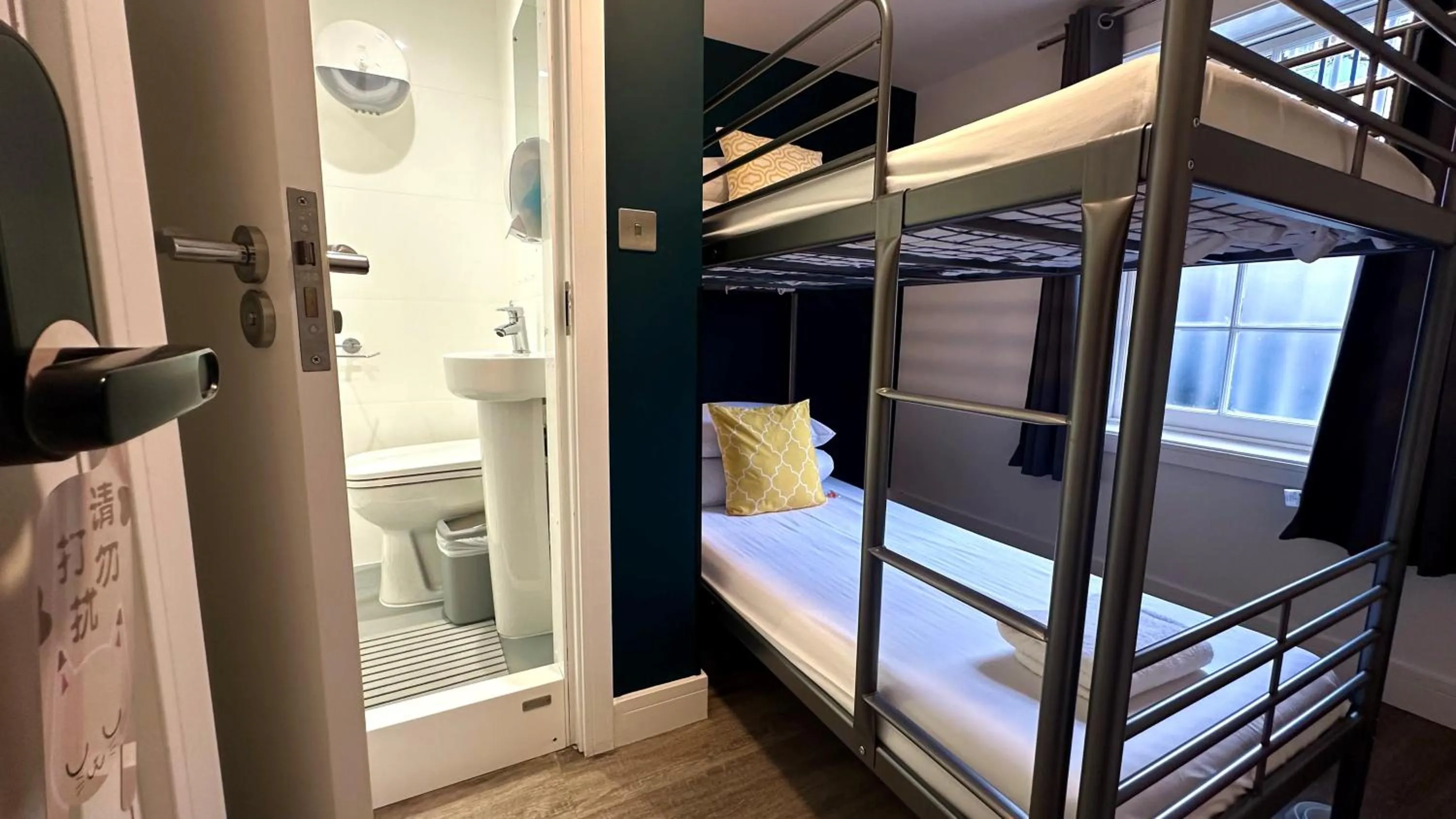 Budget Twin Room in Smart Camden Inn