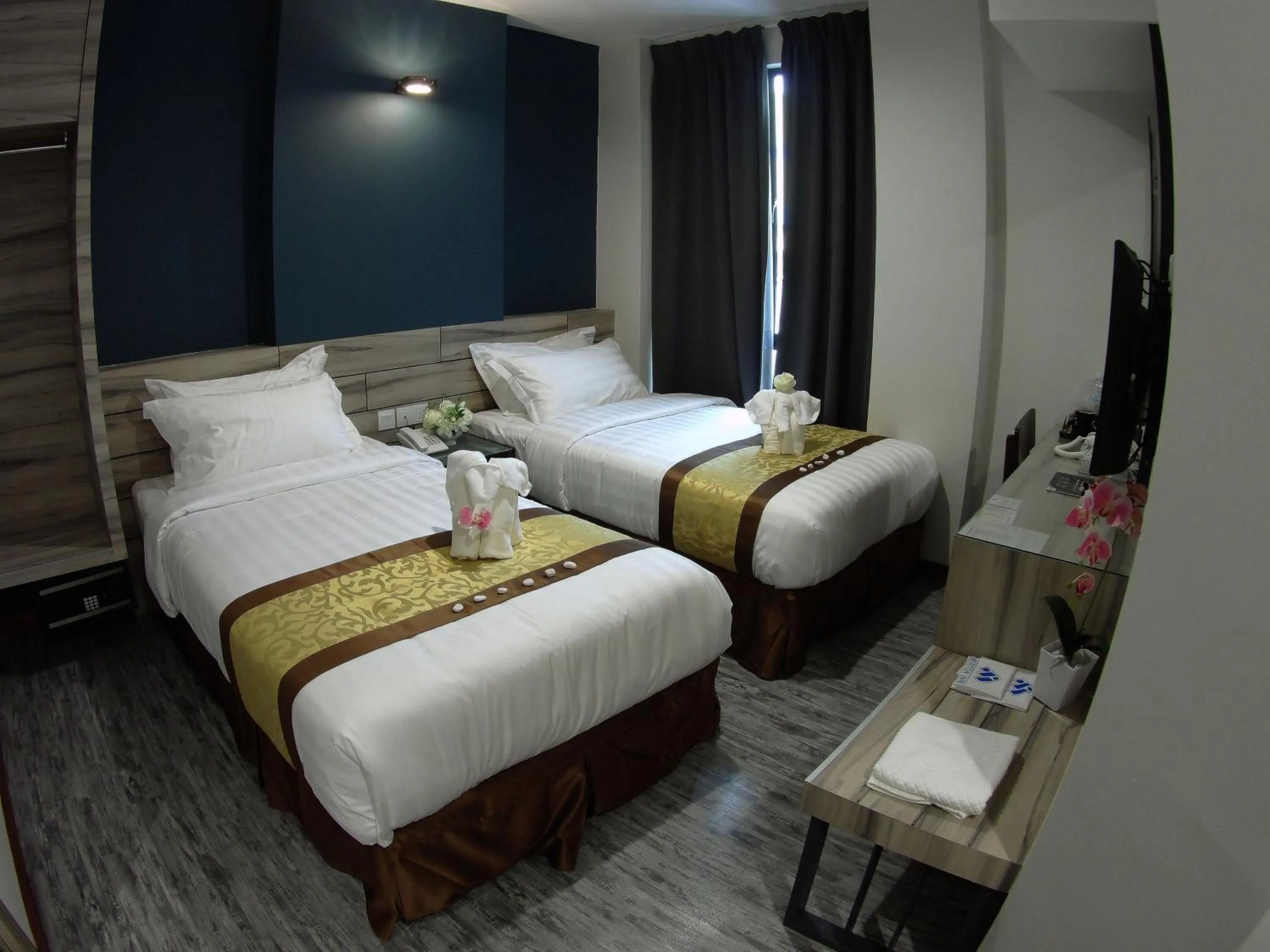 Deluxe Twin Room in Meriton Inn