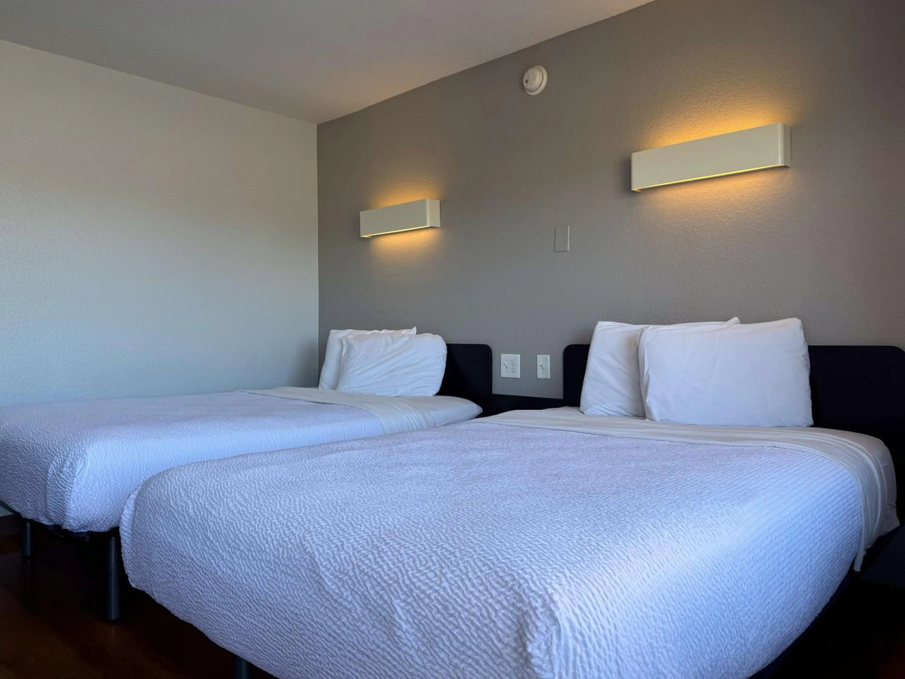 Quadruple Room - single occupancy in Motel 6-Simi Valley, CA