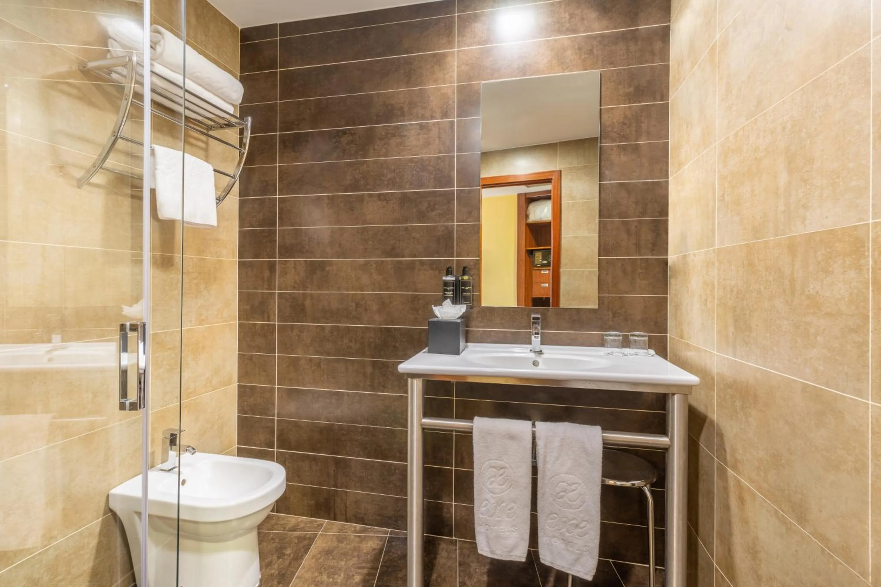 Twin Room with Parking in Exe Doña Carlota