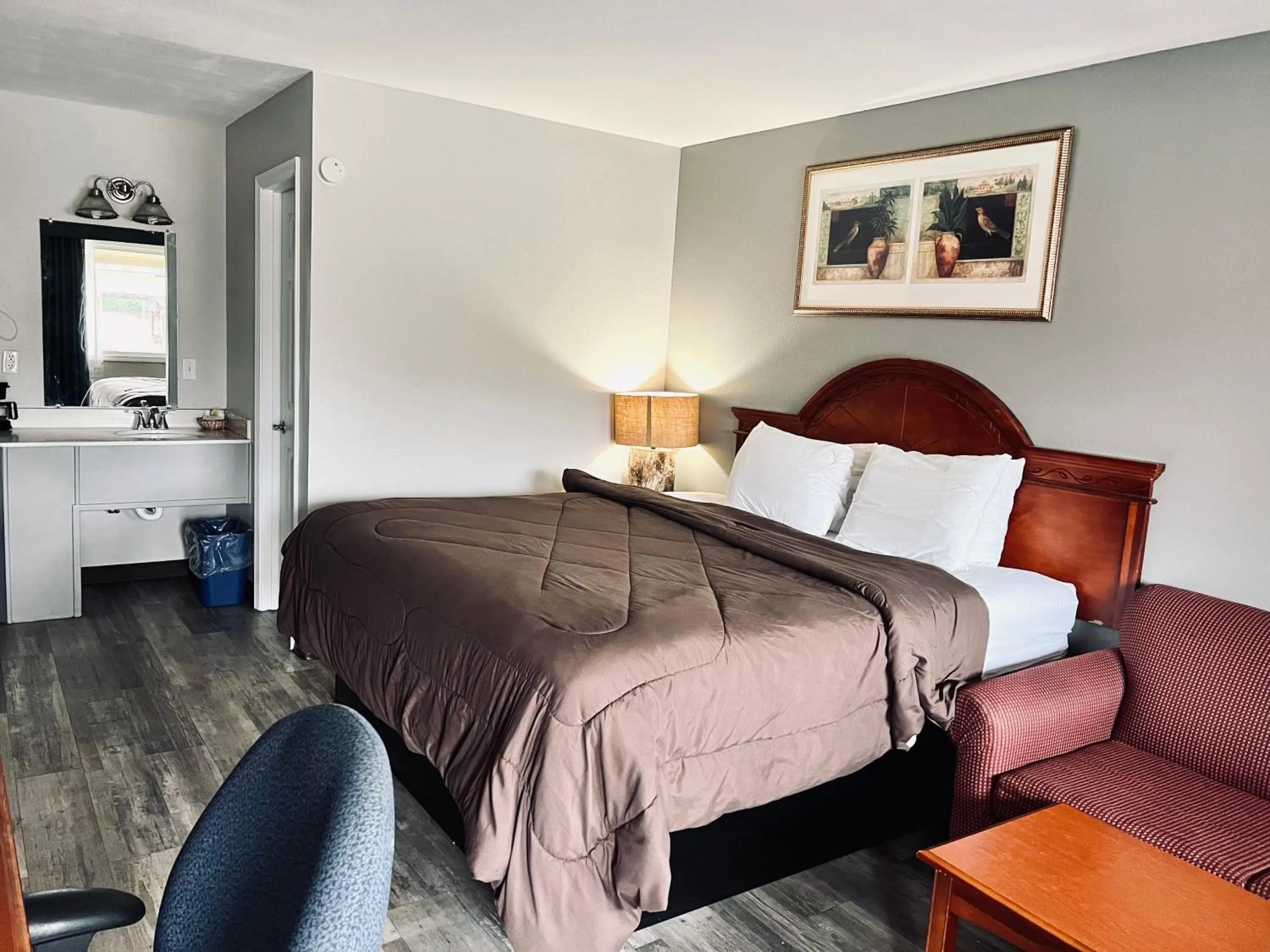 King Room - Smoking  in Ozark Inn & Suites