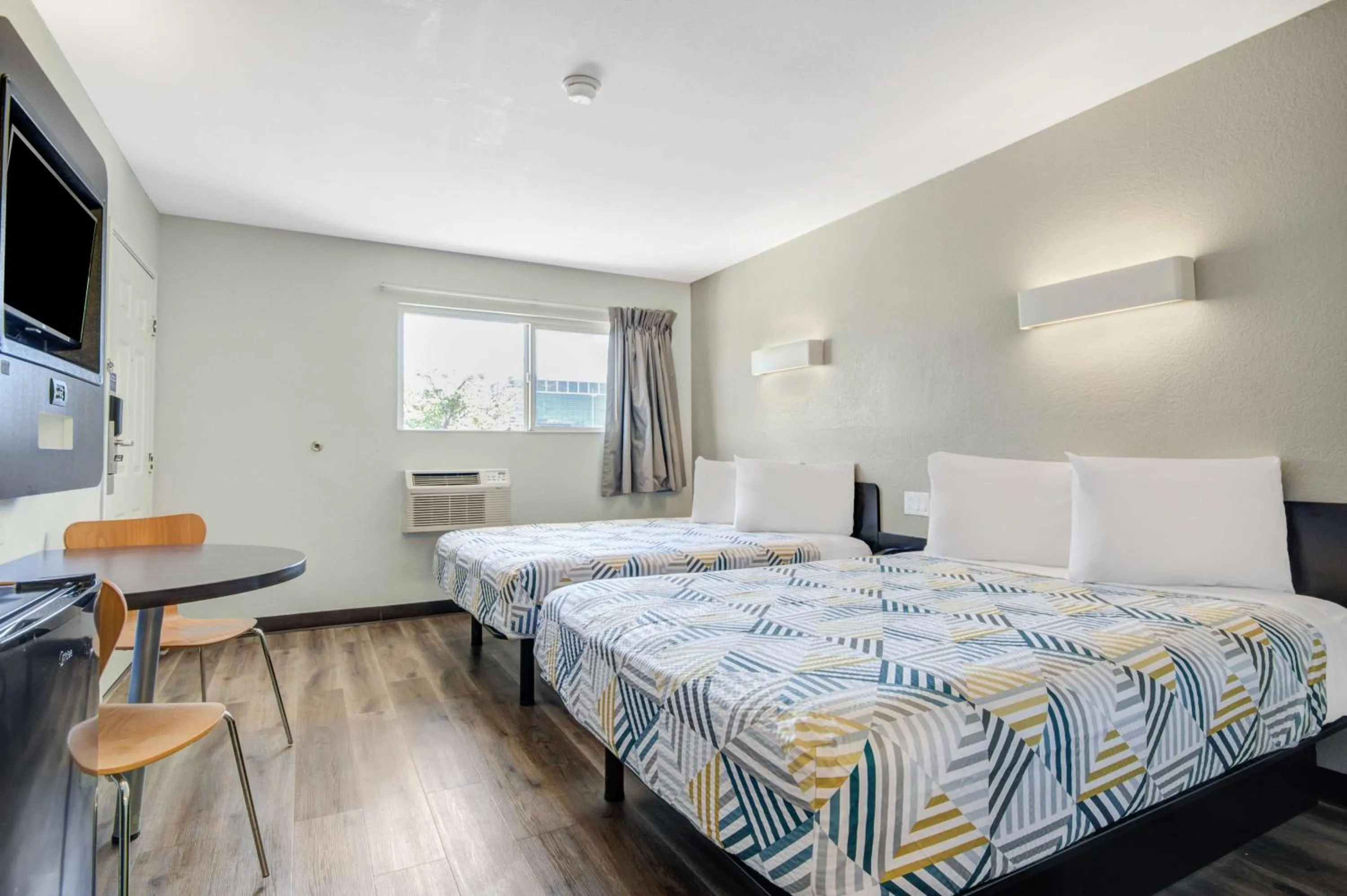 Deluxe Quadruple Room - Non-Smoking in Motel 6-San Jose, CA - Airport