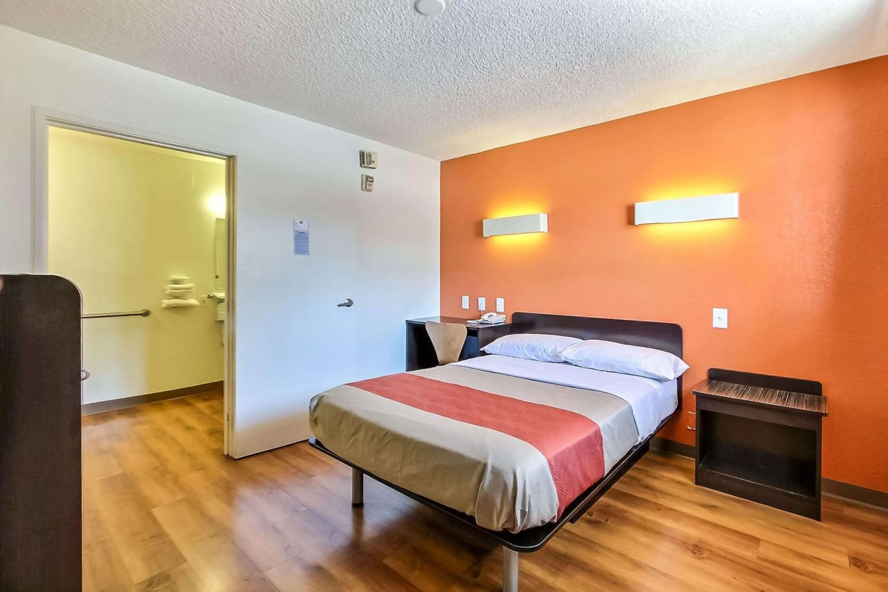 Double Room - Disability Access in Motel 6-San Jose, CA - Airport
