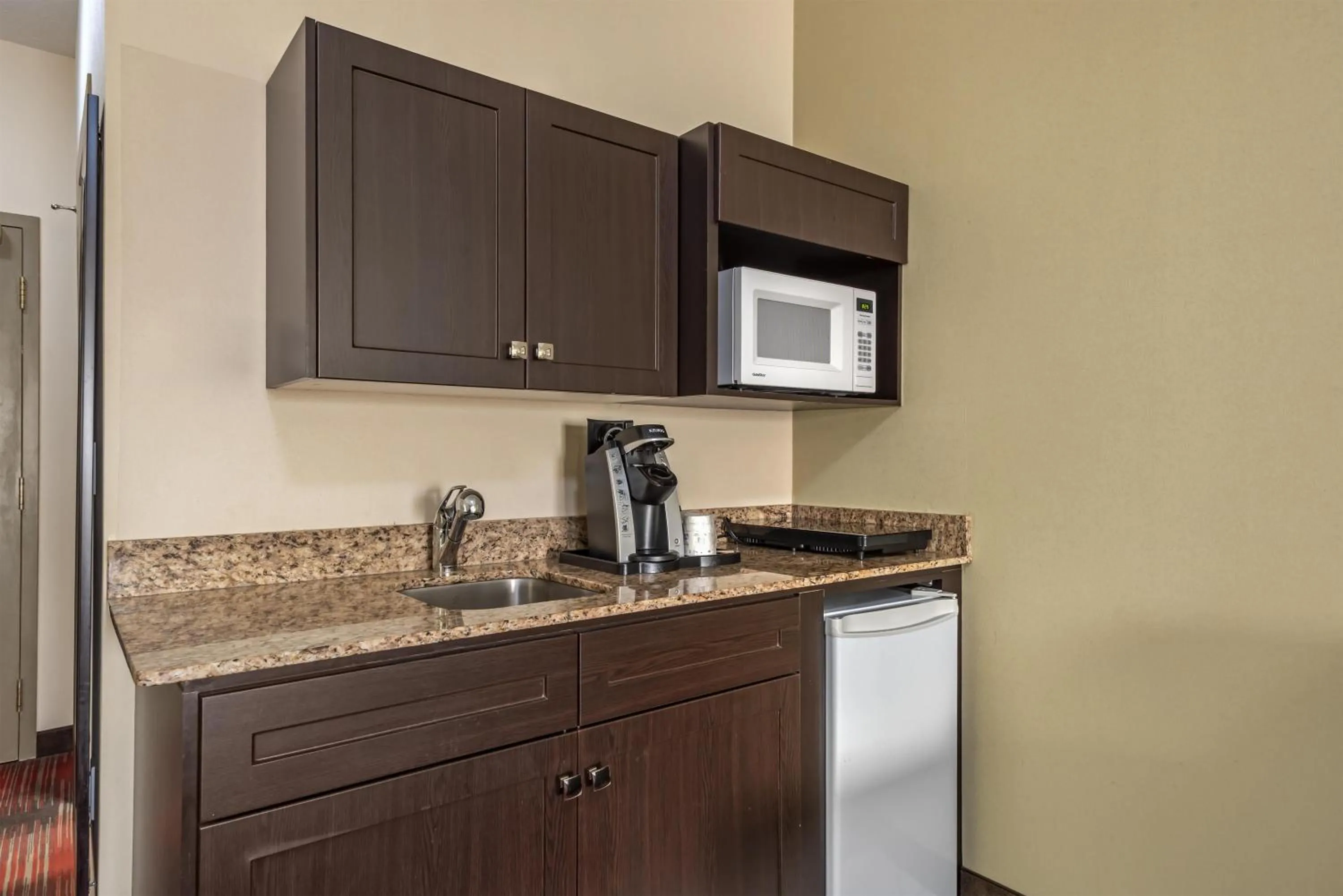 King Suite with Kitchenette in Best Western Plus Red Deer Inn & Suite