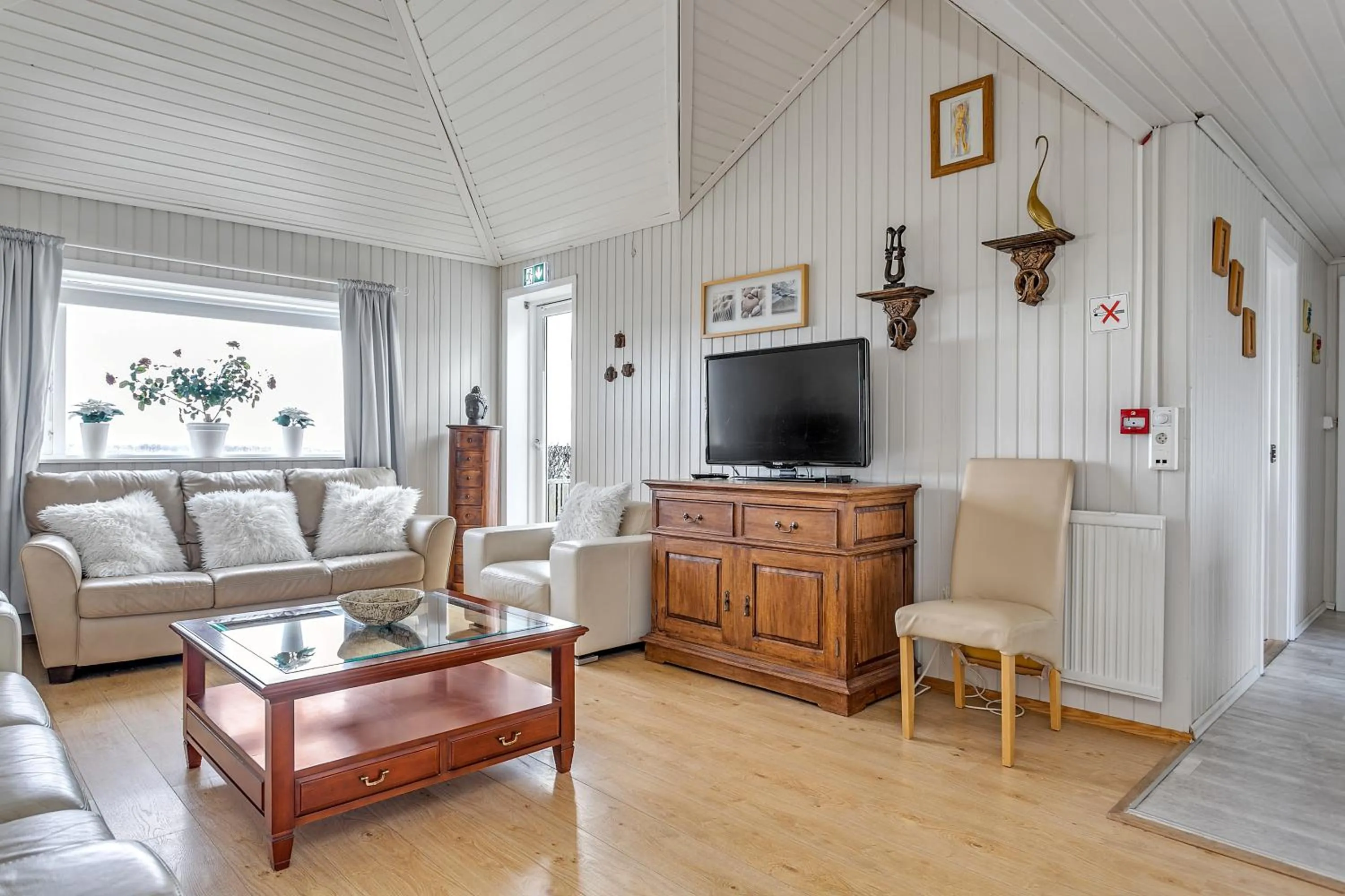 Three-Bedroom Suite in Guesthouse Vatnsholt