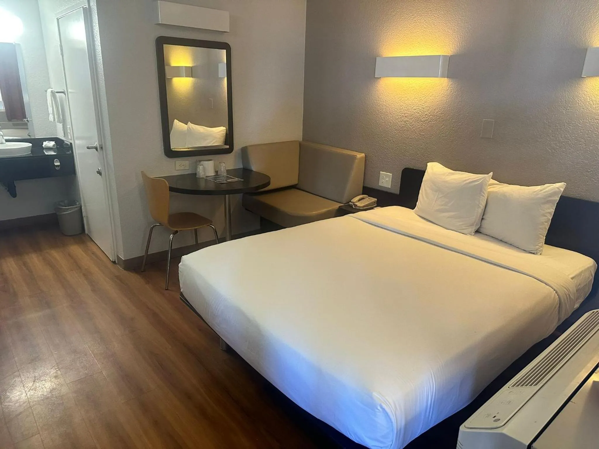Queen Room - single occupancy in Motel 6-Ventura, CA - South