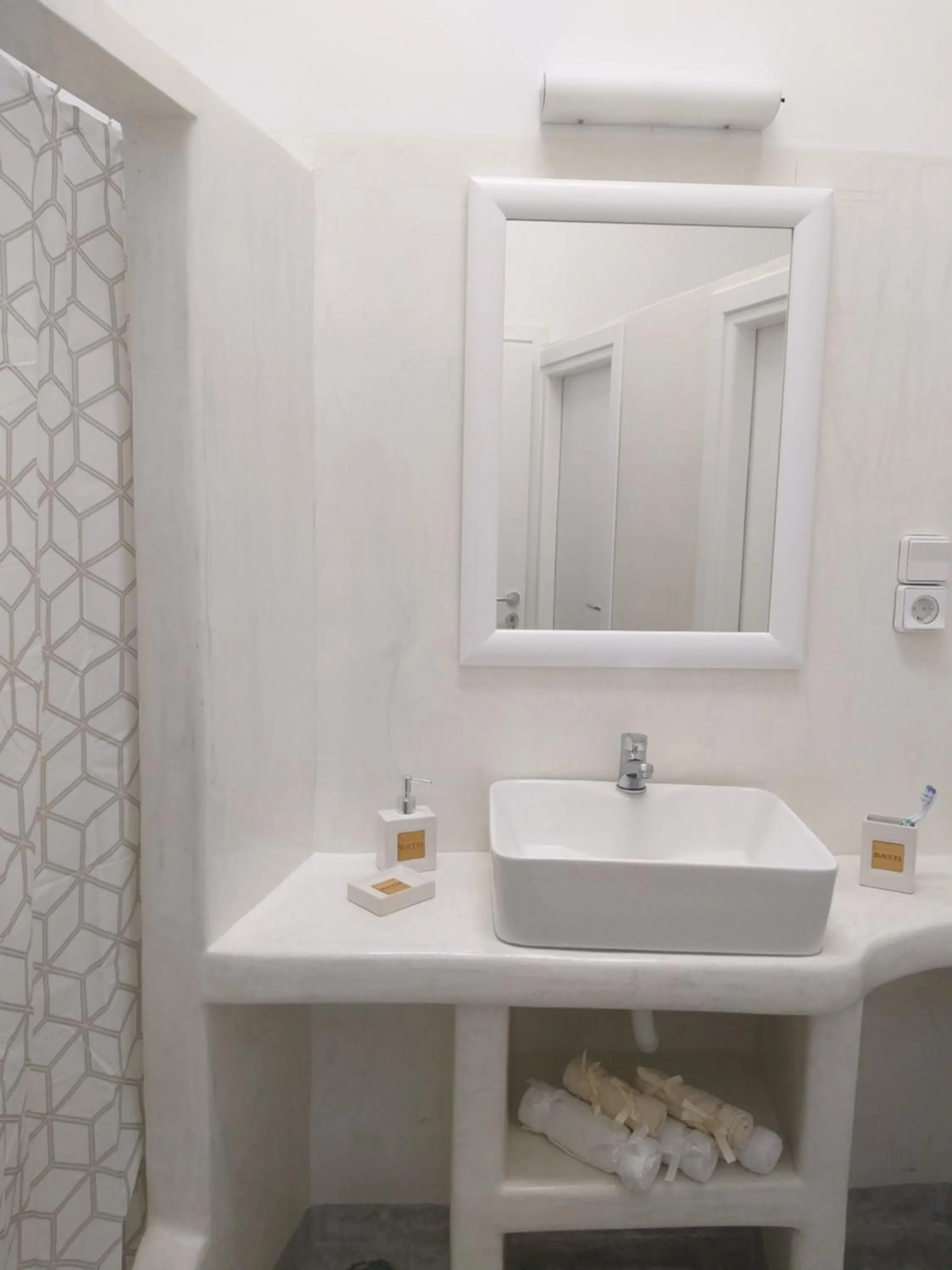 Bed in 10-Bed Female Dormitory Room with Private Bathroom in Youth hostel Anna