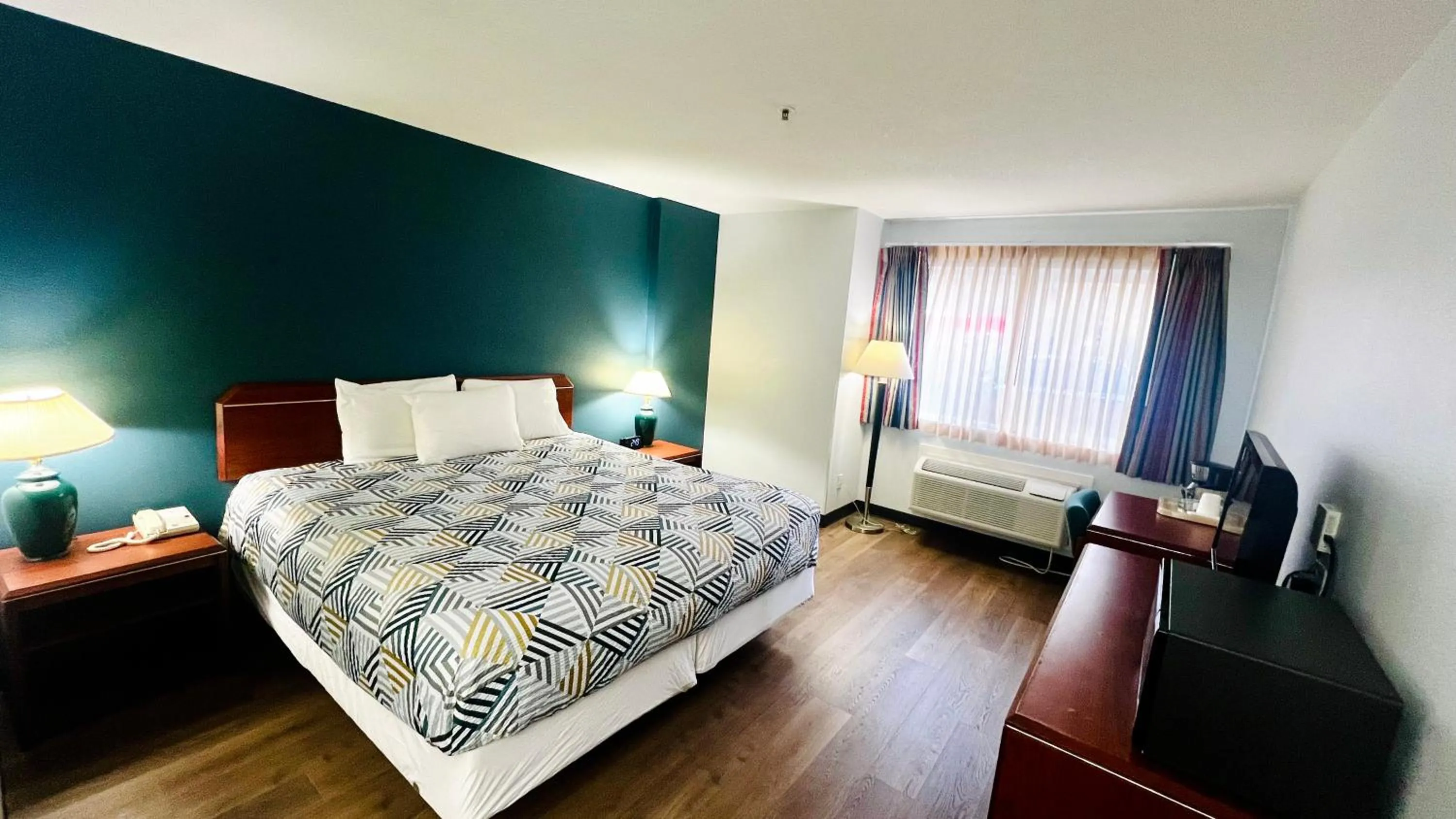 King Room - Disability Access - Non-Smoking in Suites Portland OR- I-5 OHSU