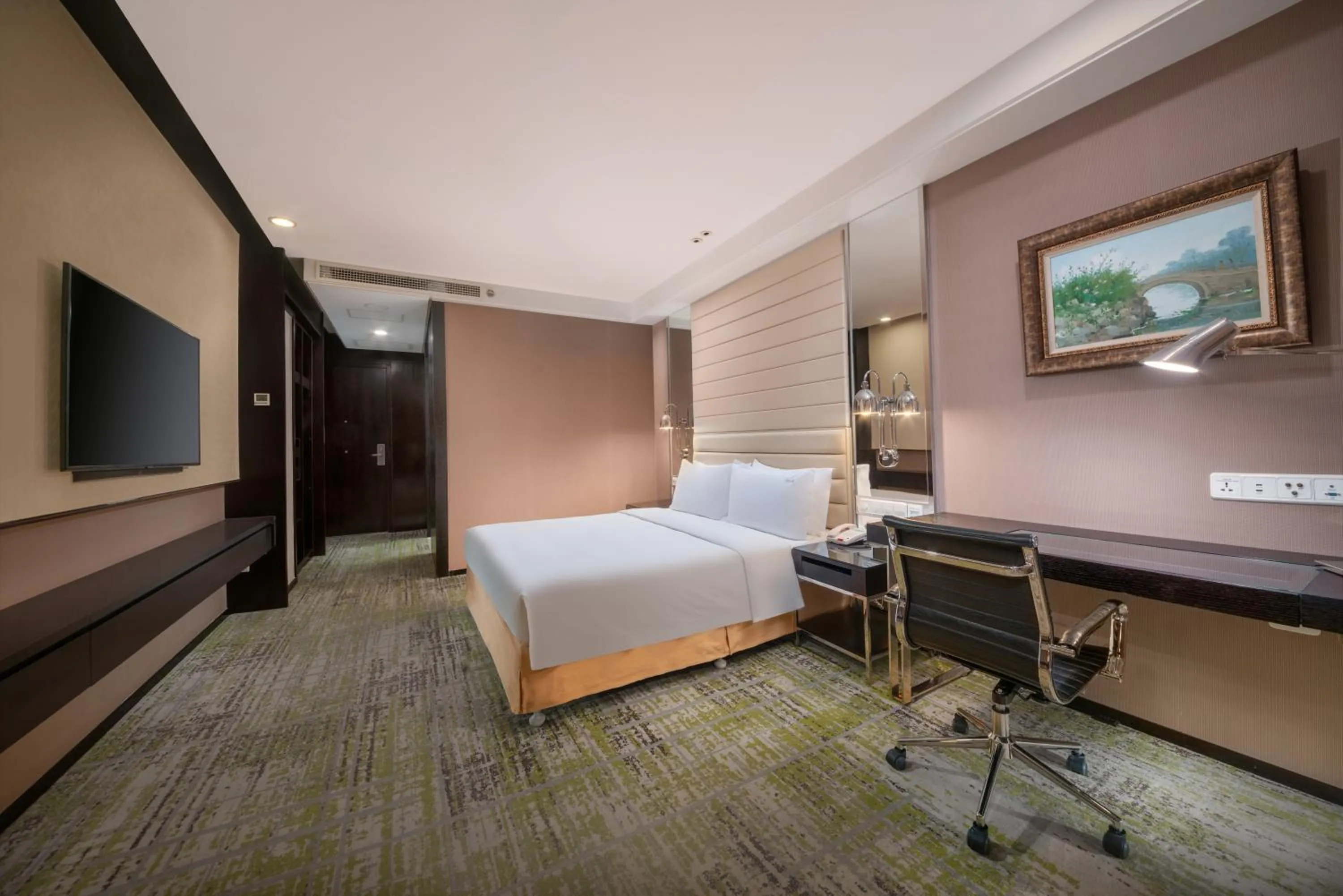 Standard King Room - Accessible in Holiday Inn Beijing Focus Square by IHG