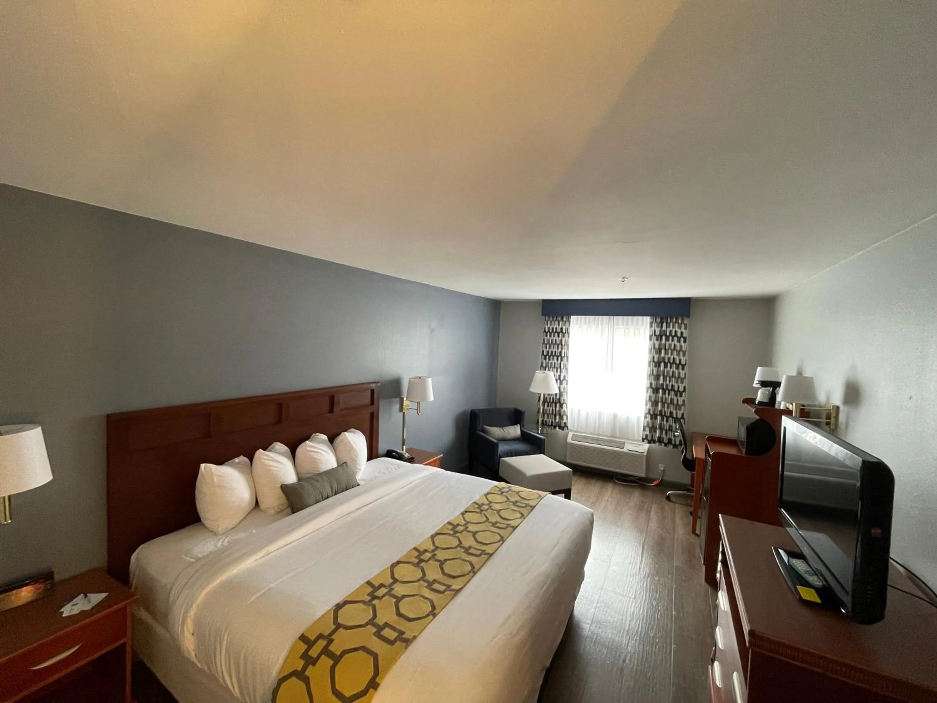 King Suite - Non-Smoking in Baymont by Wyndham Yreka