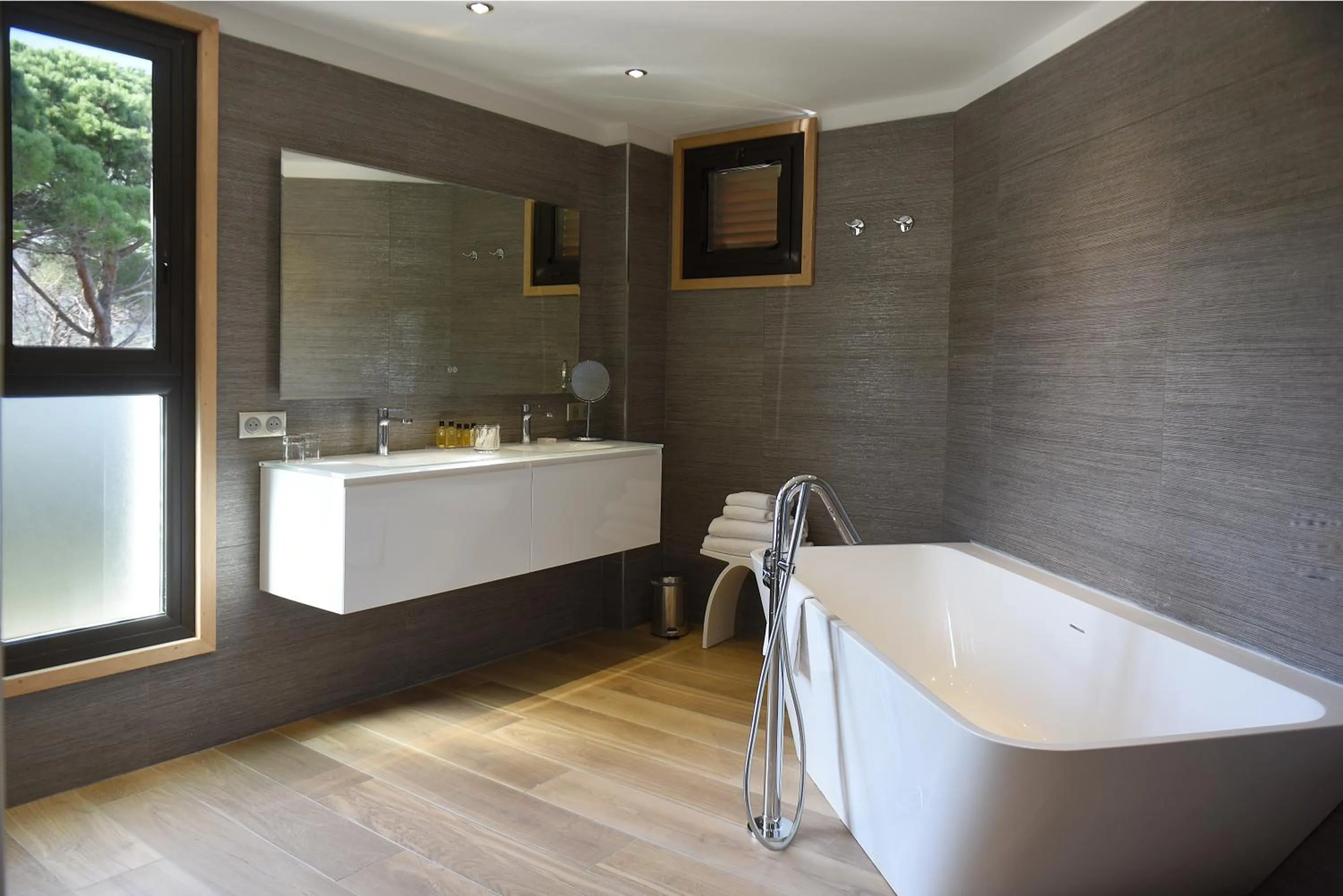 Double Room with Balcony and Partial Sea View in Hôtel La Roya