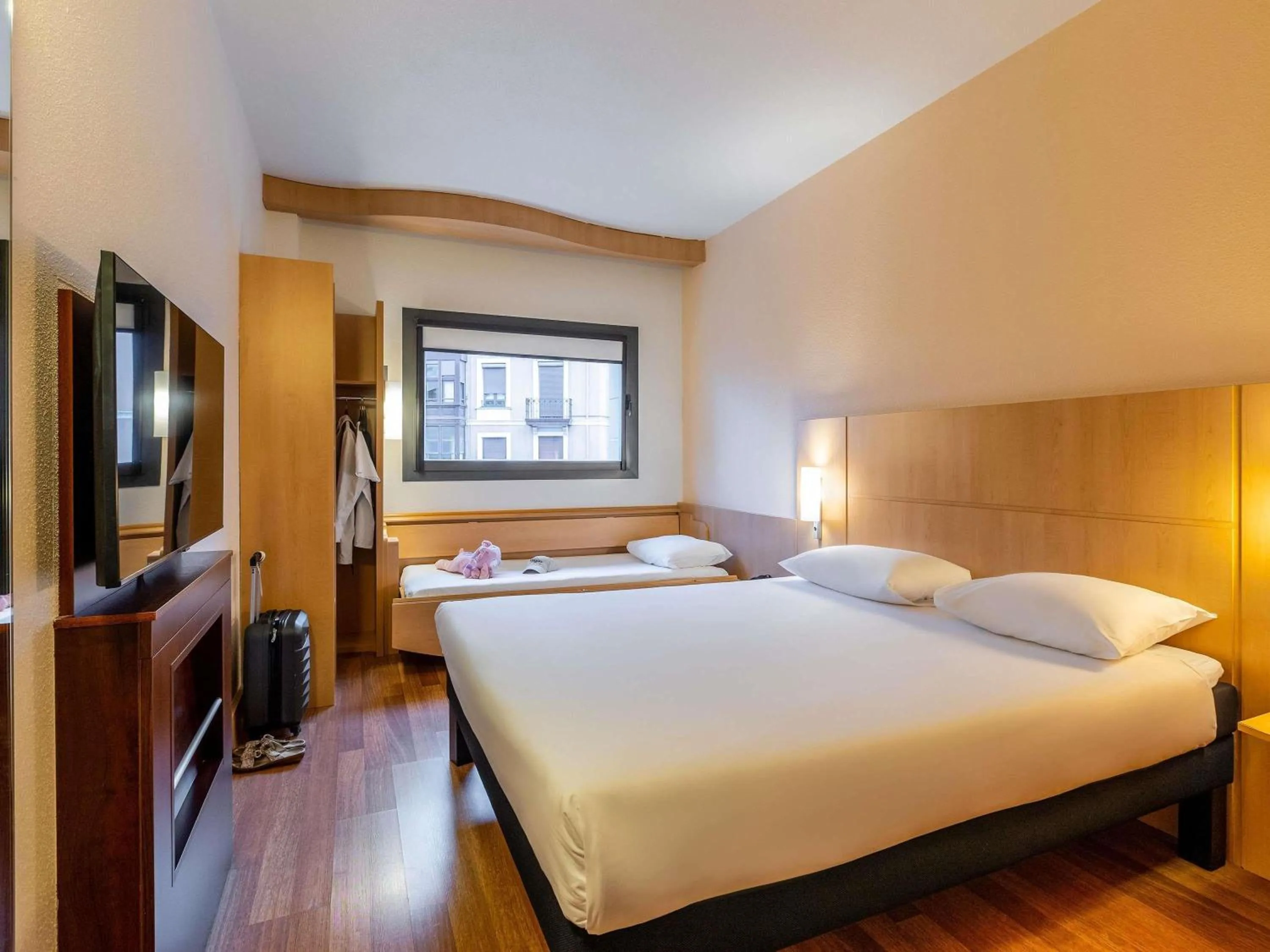Standard Double Room with Extra Bed in Ibis Bilbao Centro