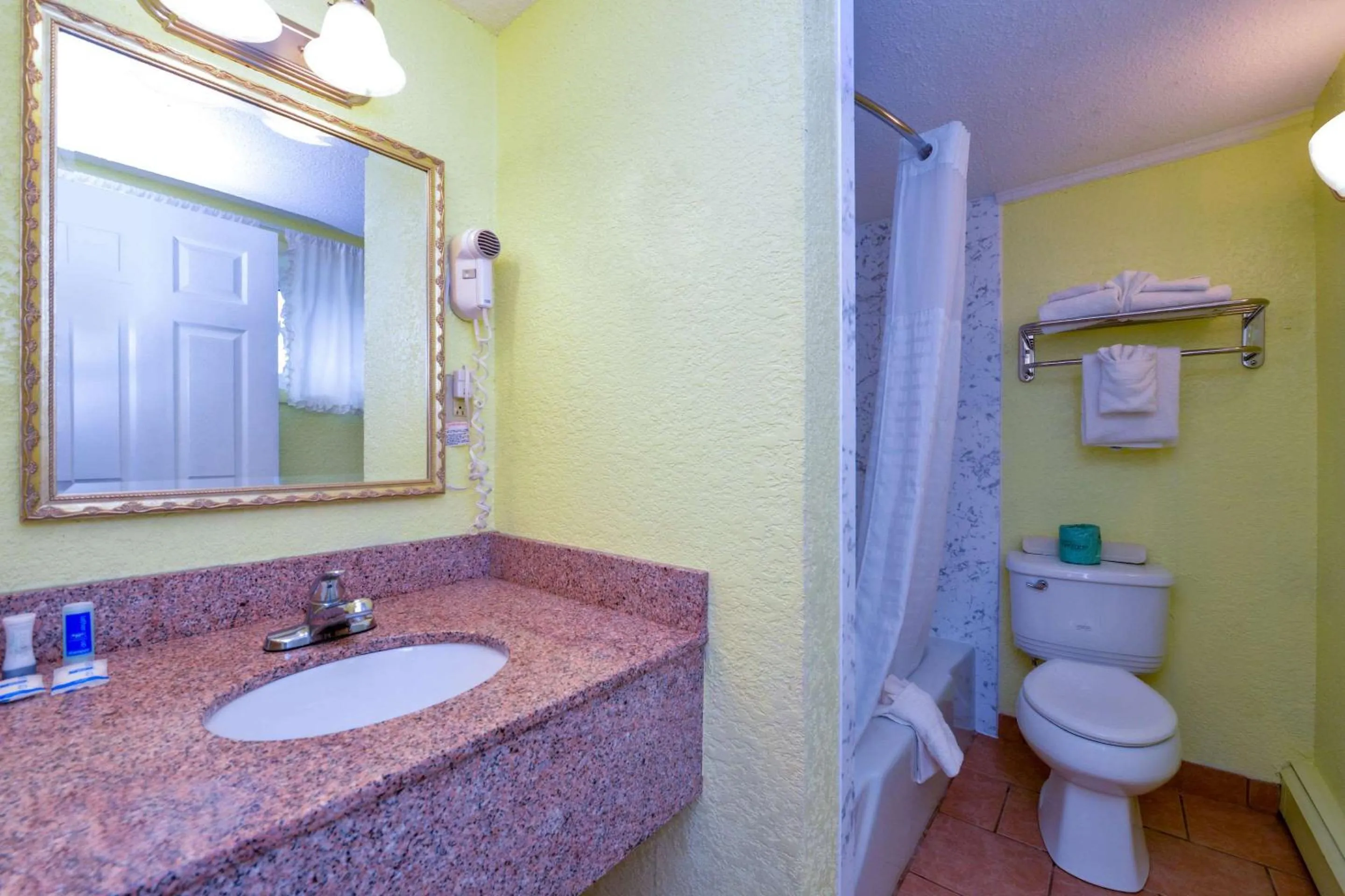 Deluxe Two Bedroom Suite in Rodeway Inn Orleans - Cape Cod