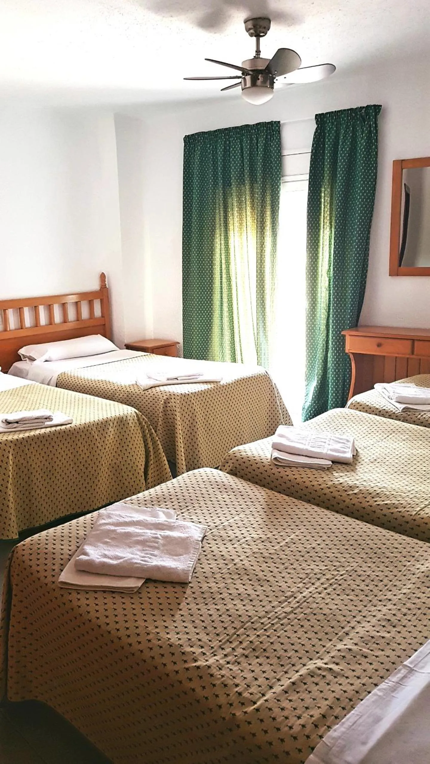 Exterior Quintuple Room in Hostal Isabel