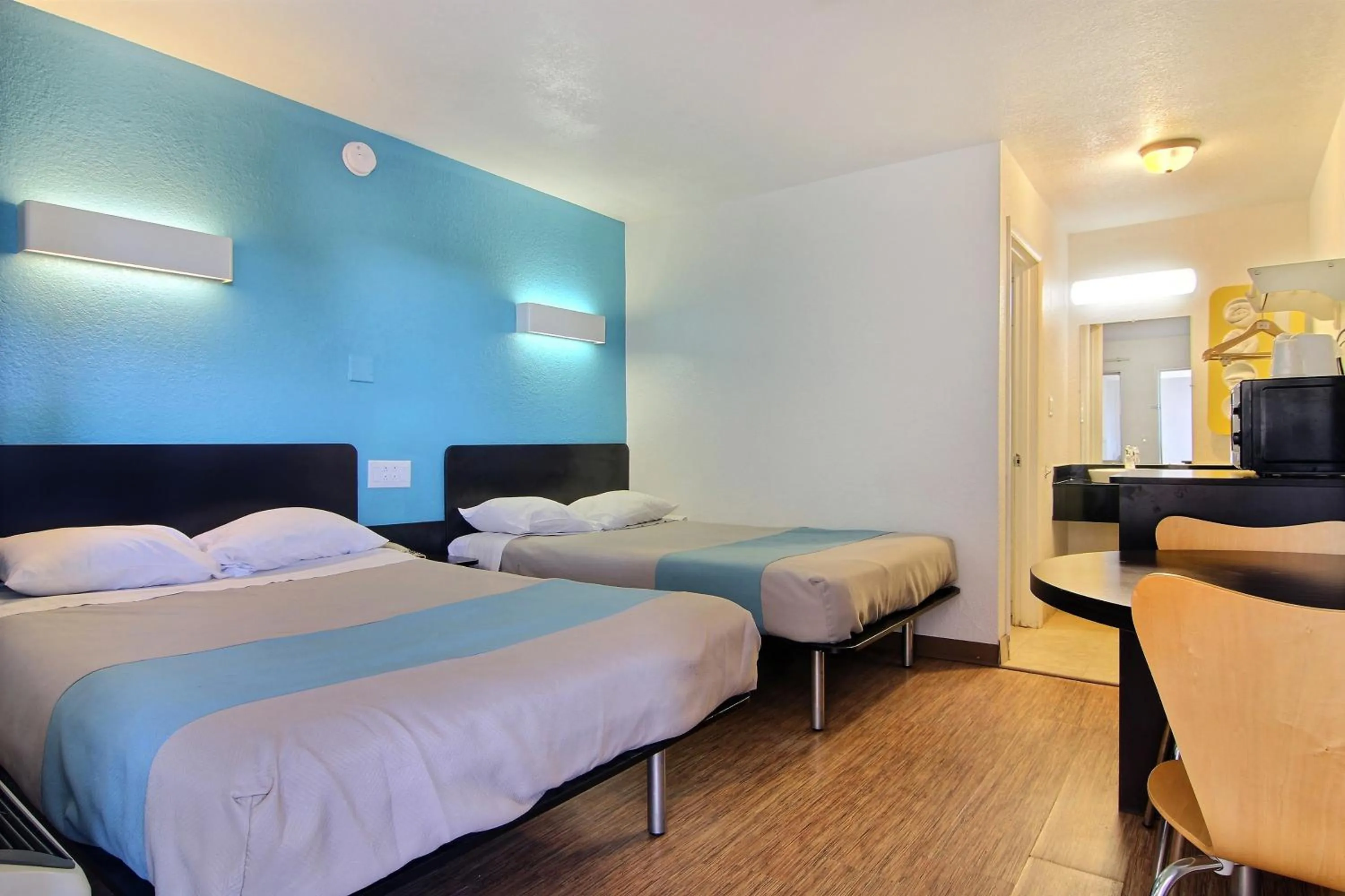 Deluxe Quadruple Room - Non-Smoking in Motel 6-Carlsbad, NM