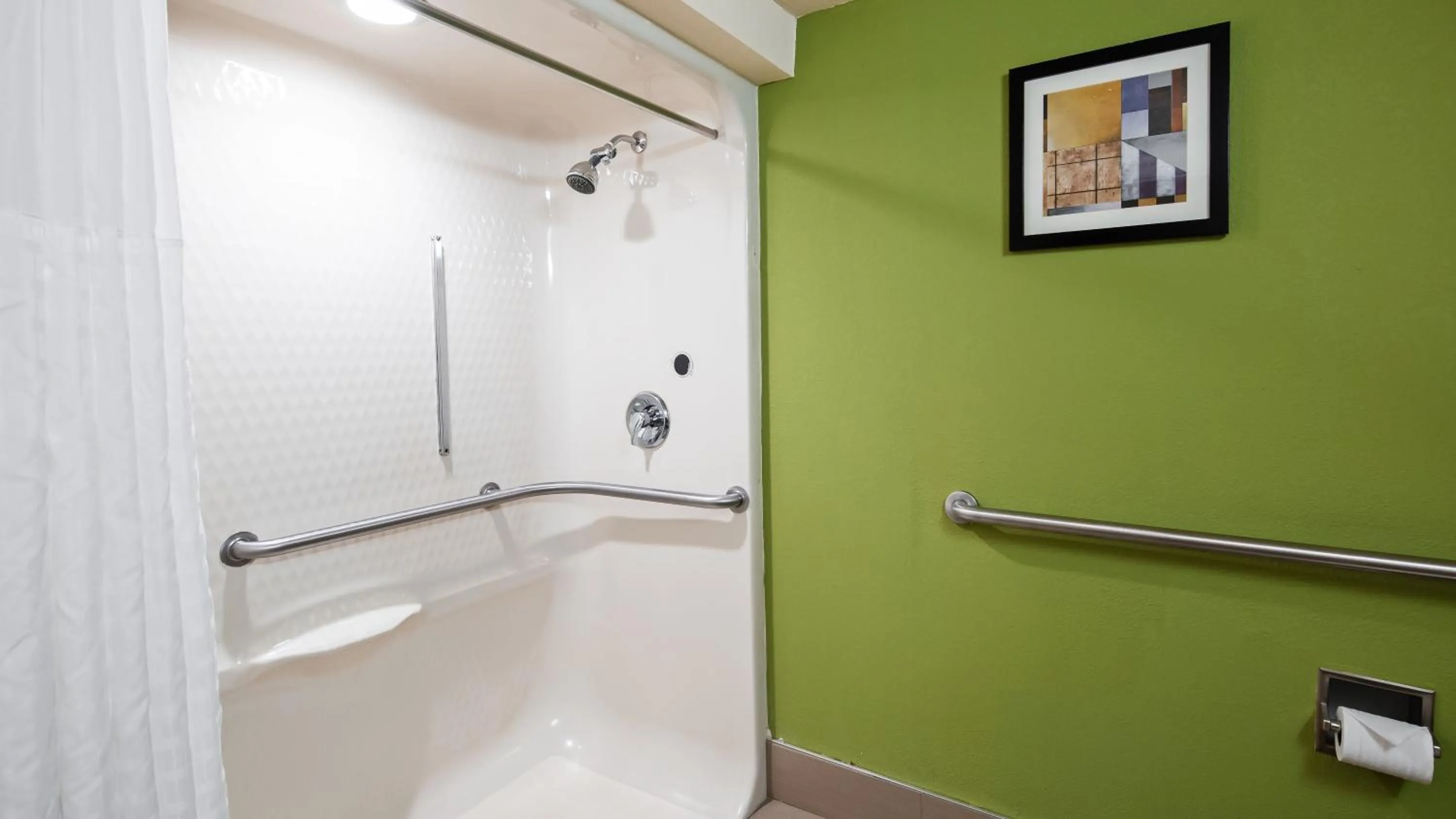 Queen Room with Bath Tub - Disability Access in Wingate by Wyndham Macon West I-475