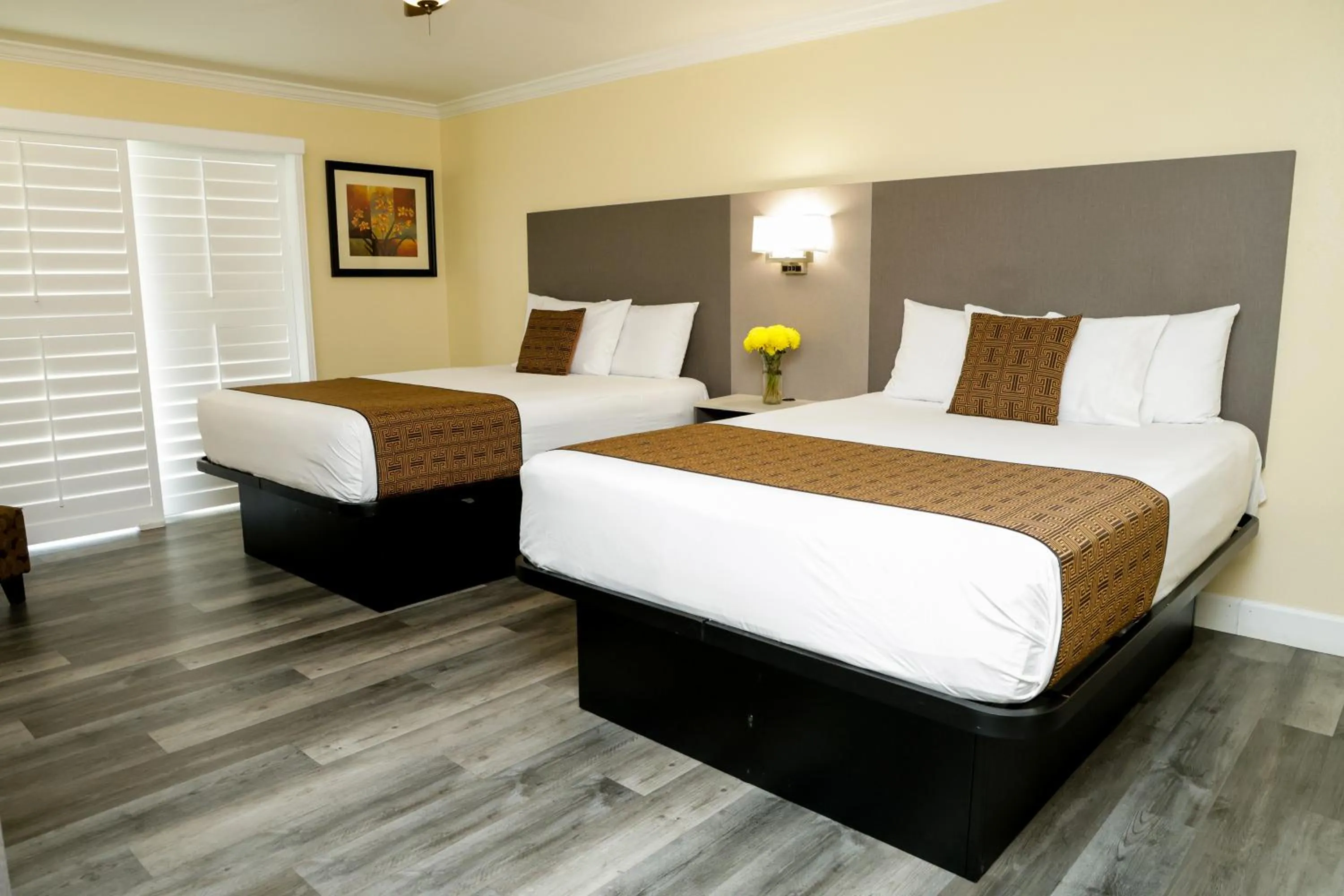 Queen Room with Two Queen Beds in Silver Surf Motel